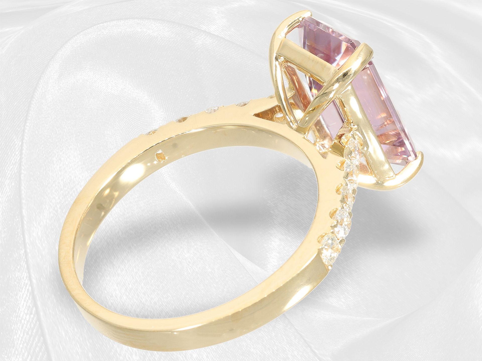 Neuwertiger Saphir/Brillant-Goldschmiedering, pinker colourchange Saphir von ca. 4,2ct, 18K Gold - Bild 5 aus 5
