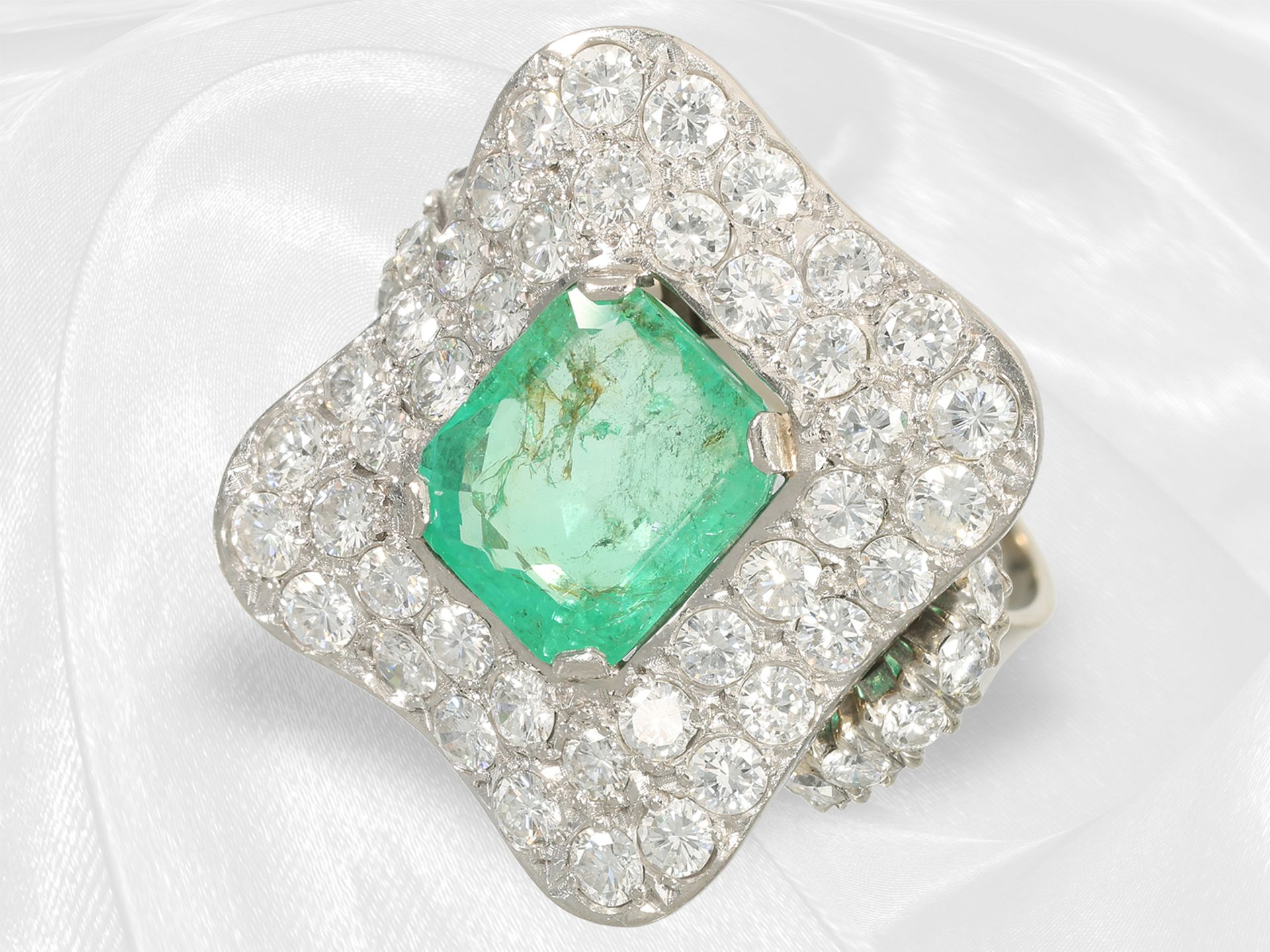 Ring: fancy, valuable vintage emerald/brilliant-cut diamond ring, formerly expensive handwork