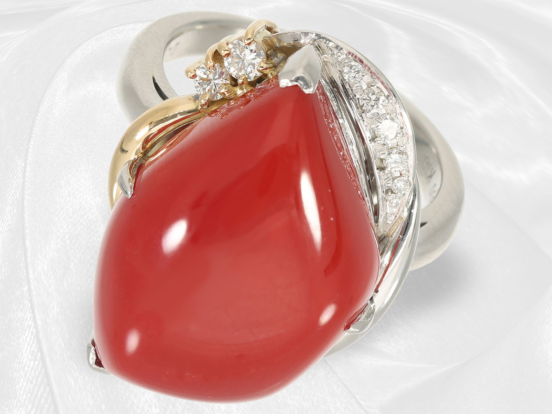 Ring: heavy platinum ring with very precious coral and brilliant-cut diamonds, unique goldsmith's wo - Image 2 of 5