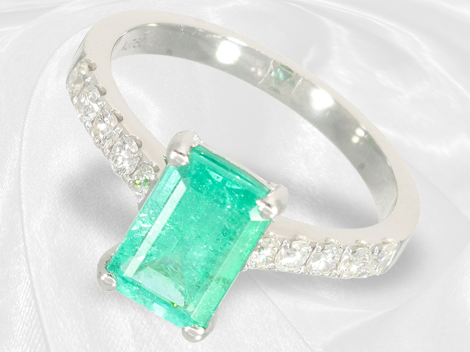 Unworn white gold goldsmith's ring with a bright green emerald and beautiful brilliant-cut diamonds - Image 4 of 5