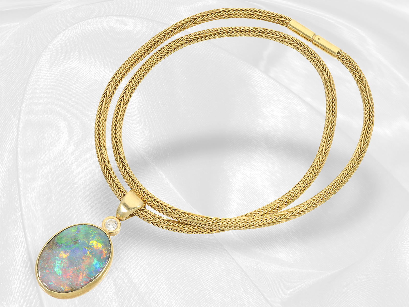 Very decorative gold necklace with precious opal/brilliant-cut diamond gold pendant, 18K gold