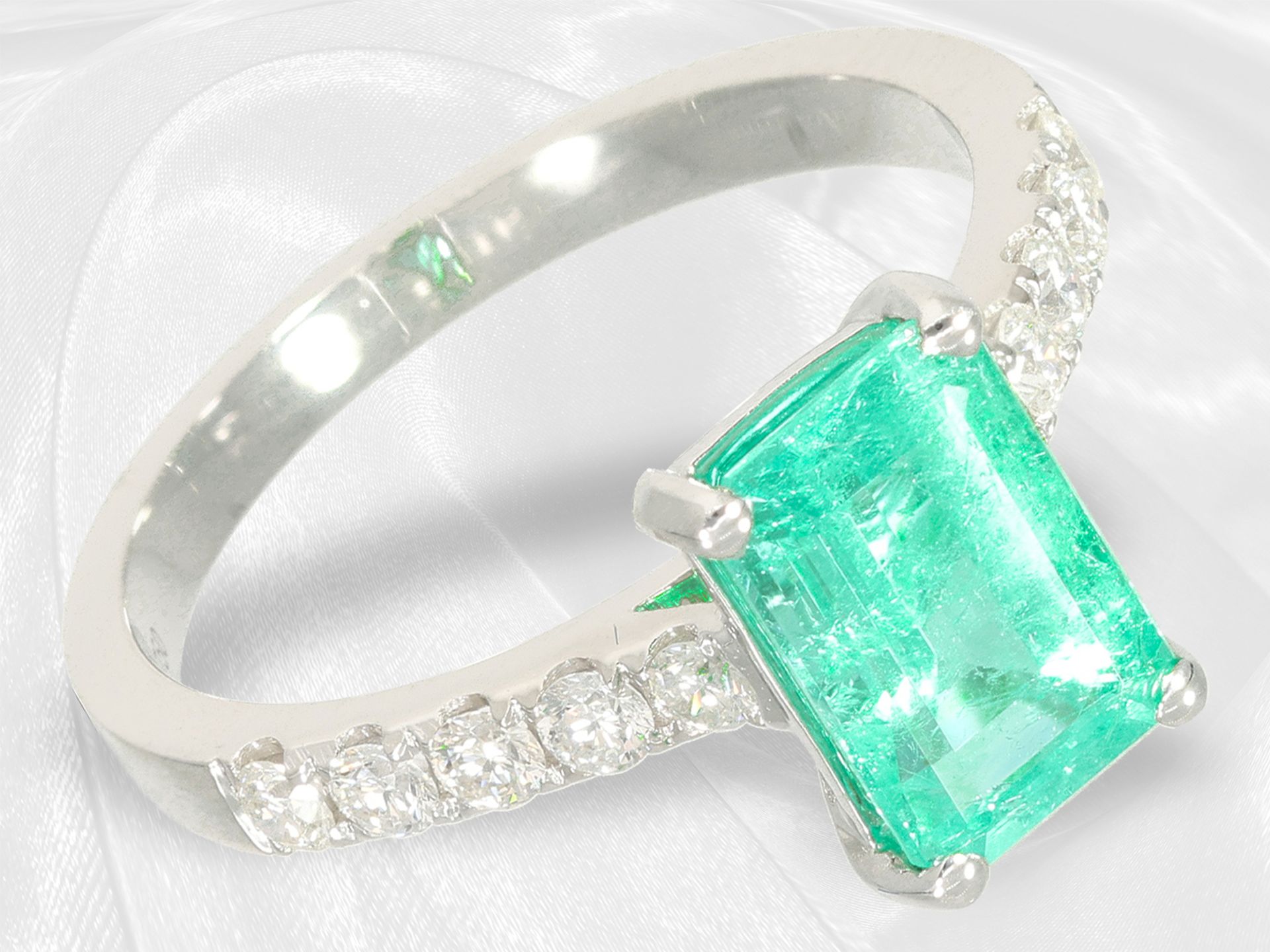 Unworn white gold goldsmith's ring with a bright green emerald and beautiful brilliant-cut diamonds - Image 3 of 5