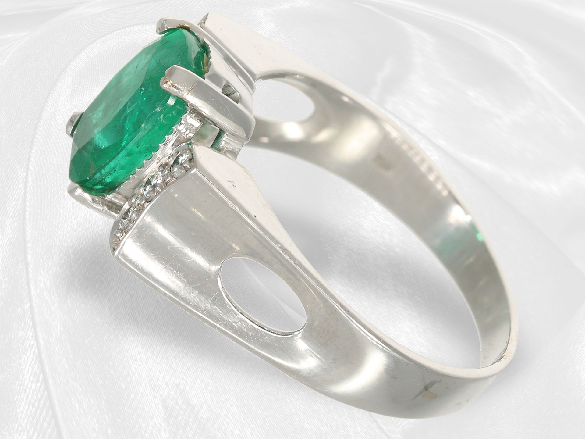 Ring: modern emerald/brilliant-cut diamond goldsmith ring, 18K white gold - Image 2 of 5