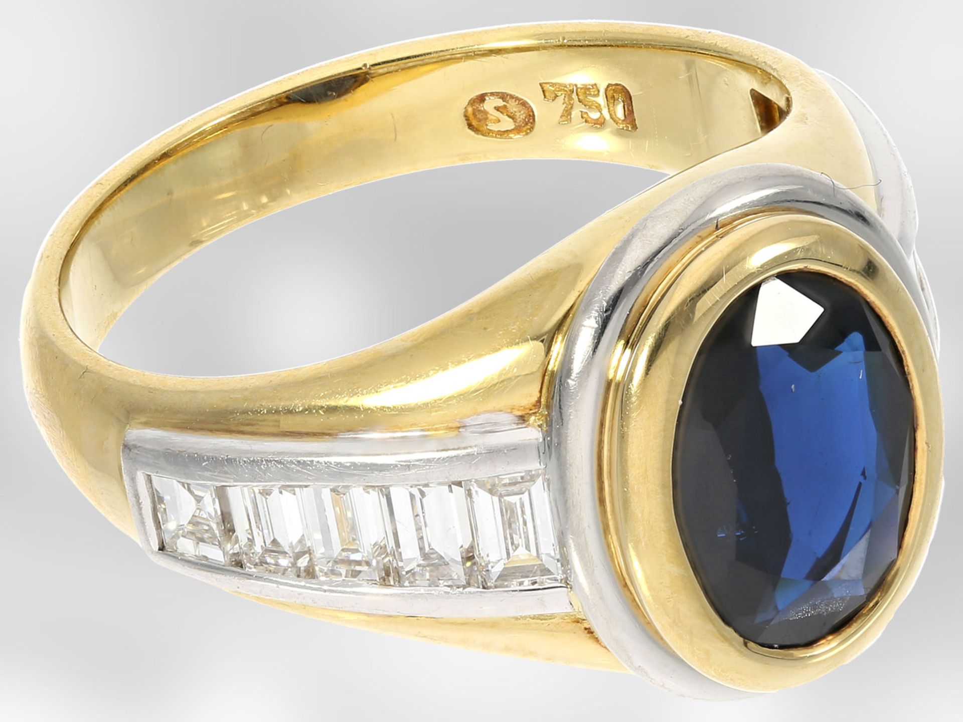 Ring: neuwertiger klassischer Saphirring mit Diamanten, insgesamt ca. 3,48ct, Hofjuwelier Roesner - Bild 2 aus 4