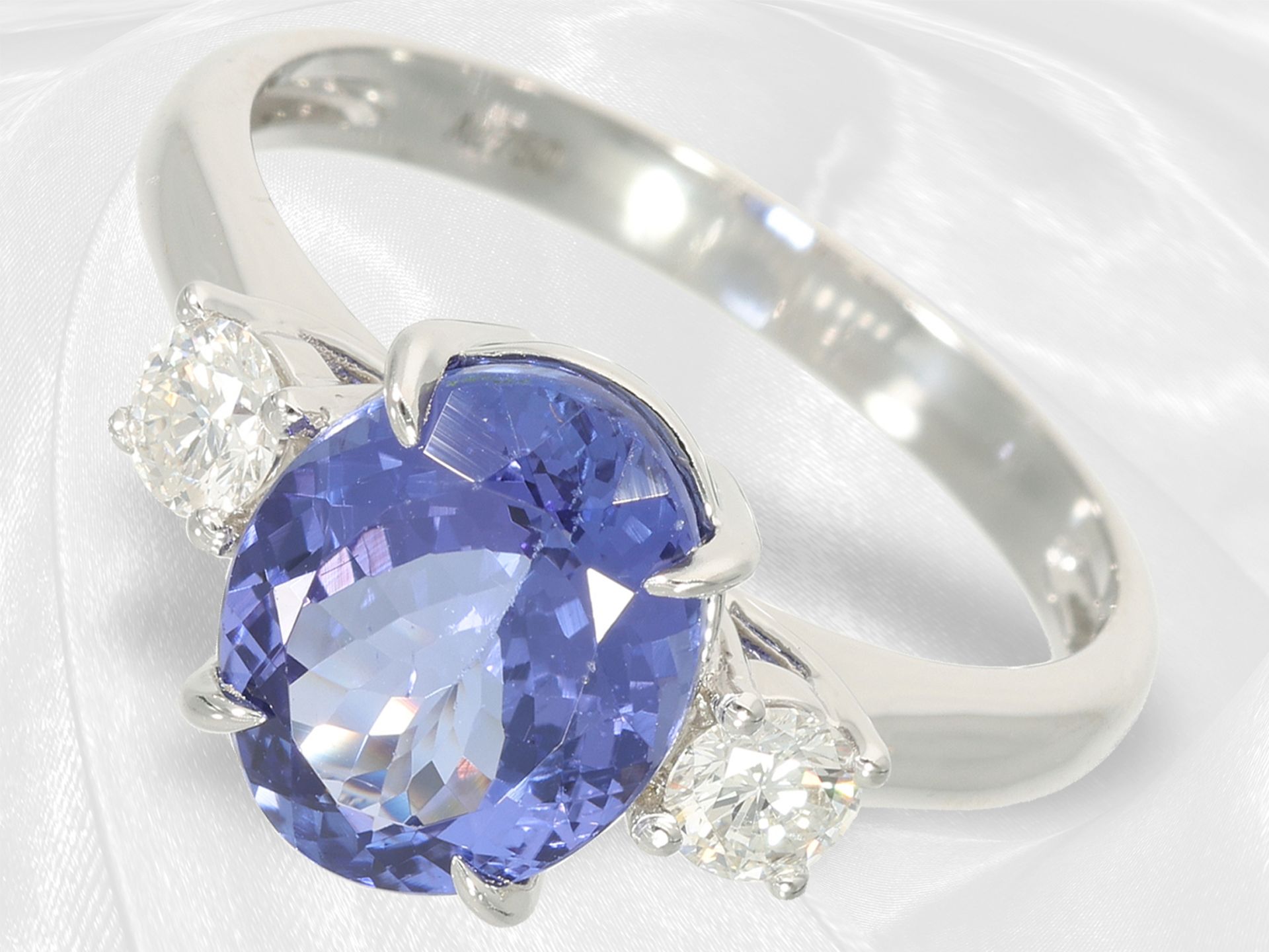 Ring: like new white gold tanzanite/brilliant-cut diamond goldsmith ring