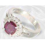 Ring: massiver, neuwertiger Platinring mit natürlichem Rubin und Diamanten