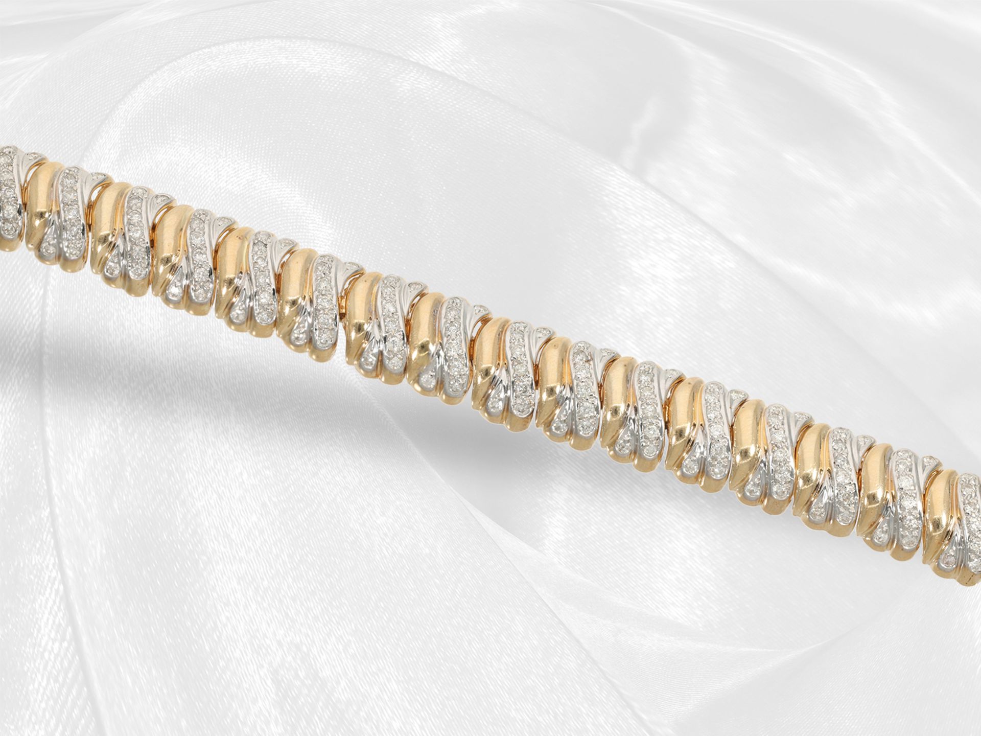 Armband: geschmackvolles Brillant-Goldschmiedearmband, Bicolor, ca. 4,16ct - Bild 2 aus 5