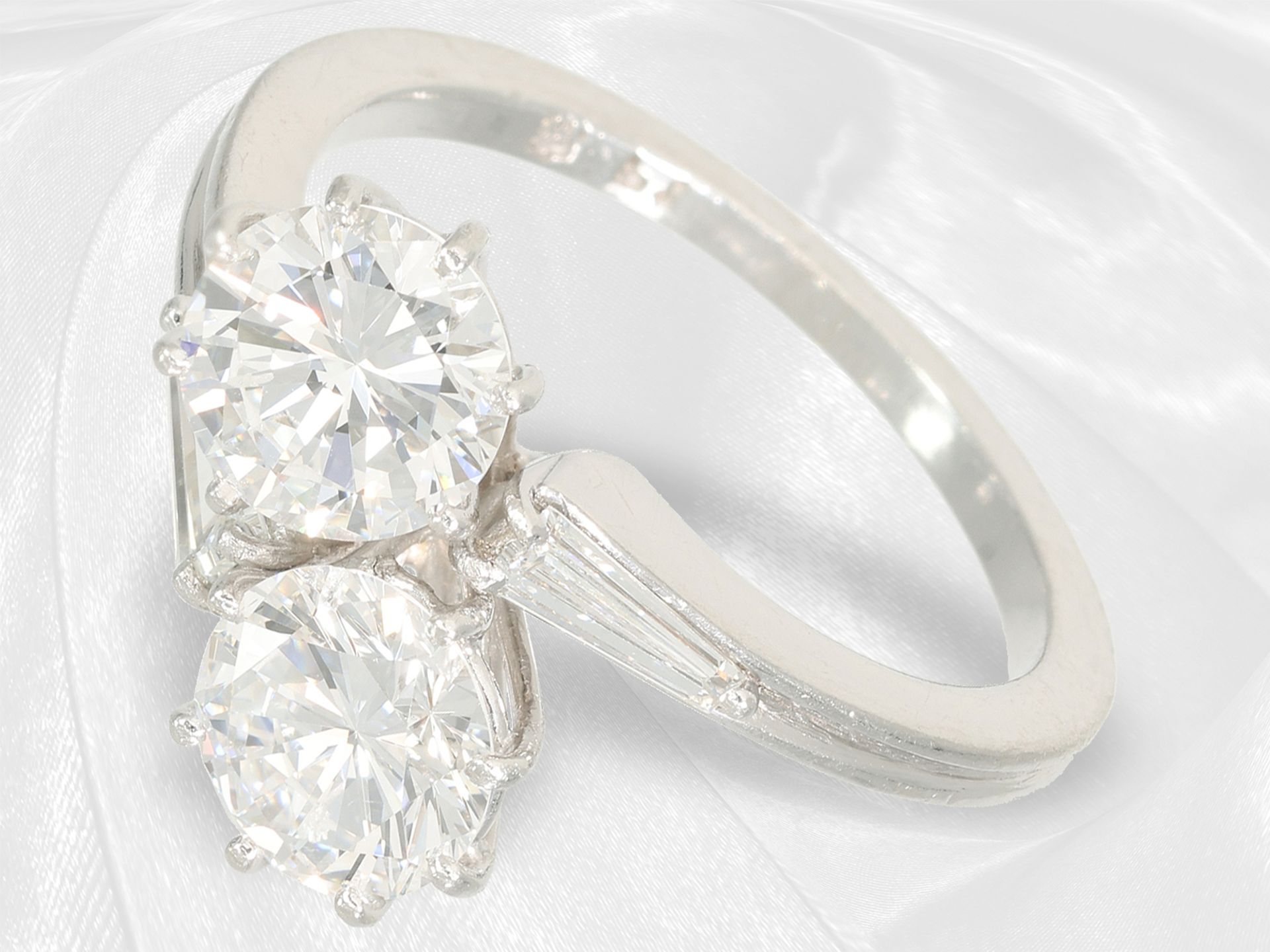 Ring: ausgefallener und sehr wertvoller overcross Platinring, ca. 2,5ct