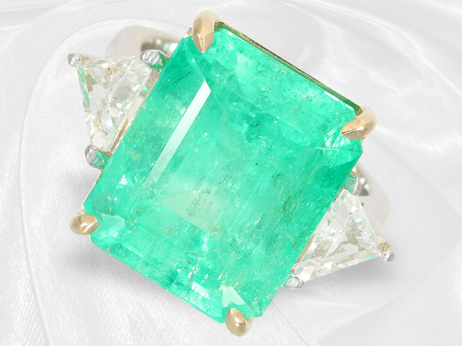 Ring: very high quality goldsmith ring with Colombian emerald of 13.21ct