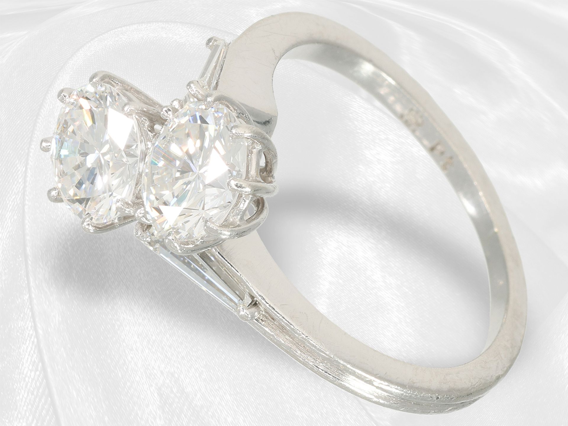 Ring: ausgefallener und sehr wertvoller overcross Platinring, ca. 2,5ct - Bild 2 aus 5