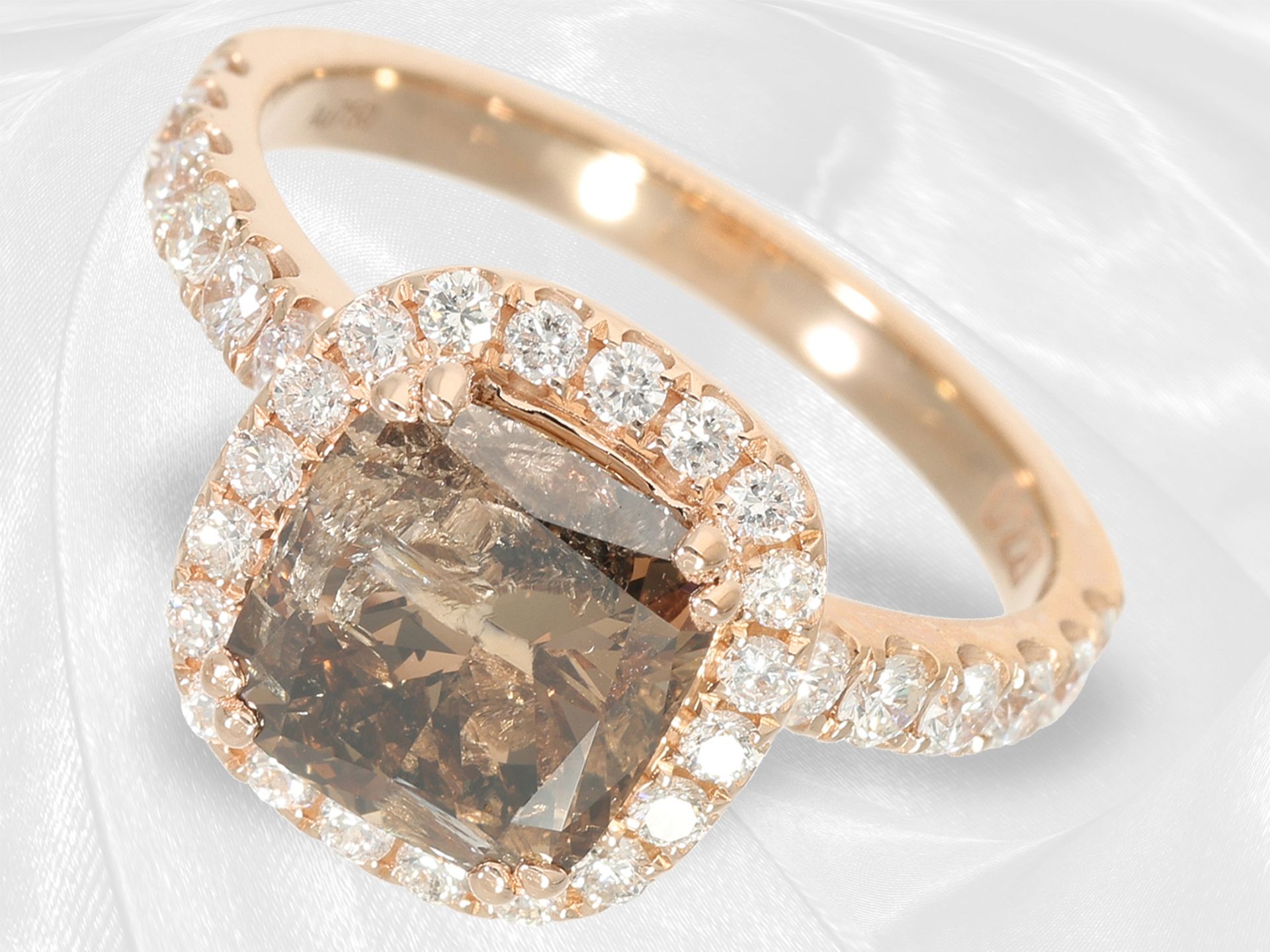 Interesting high carat pink gold ring with white and a fancy brilliant-cut diamond of 2.28ct, unworn - Image 3 of 7
