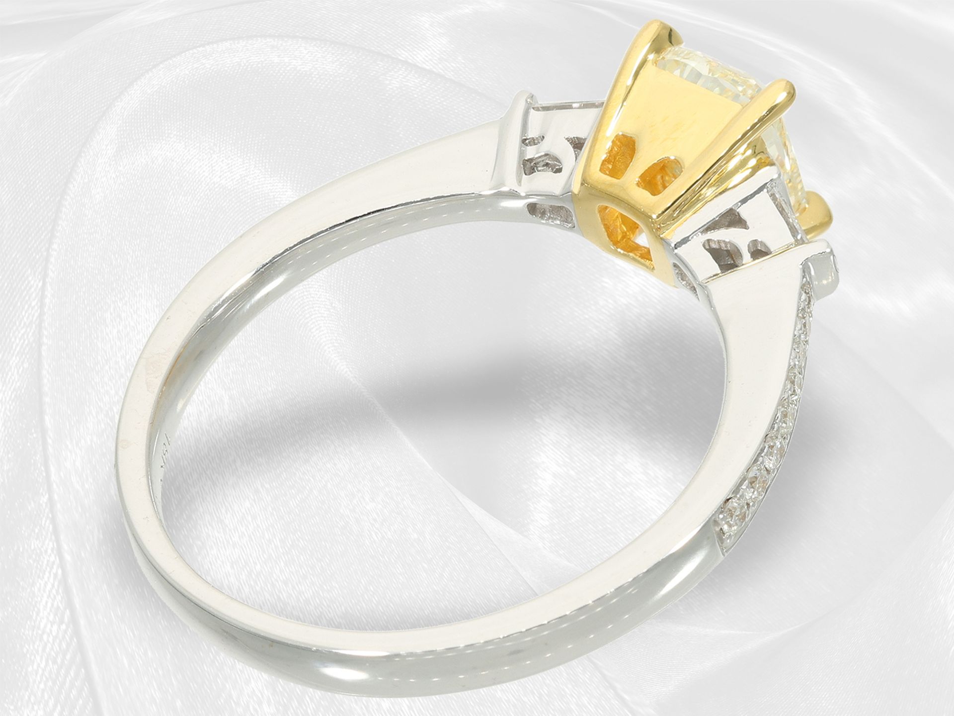 Ring: feiner moderner Brillantring, Mittelstein ein gelber "Cushion" von mindestens 1ct in hochfeine - Bild 2 aus 6