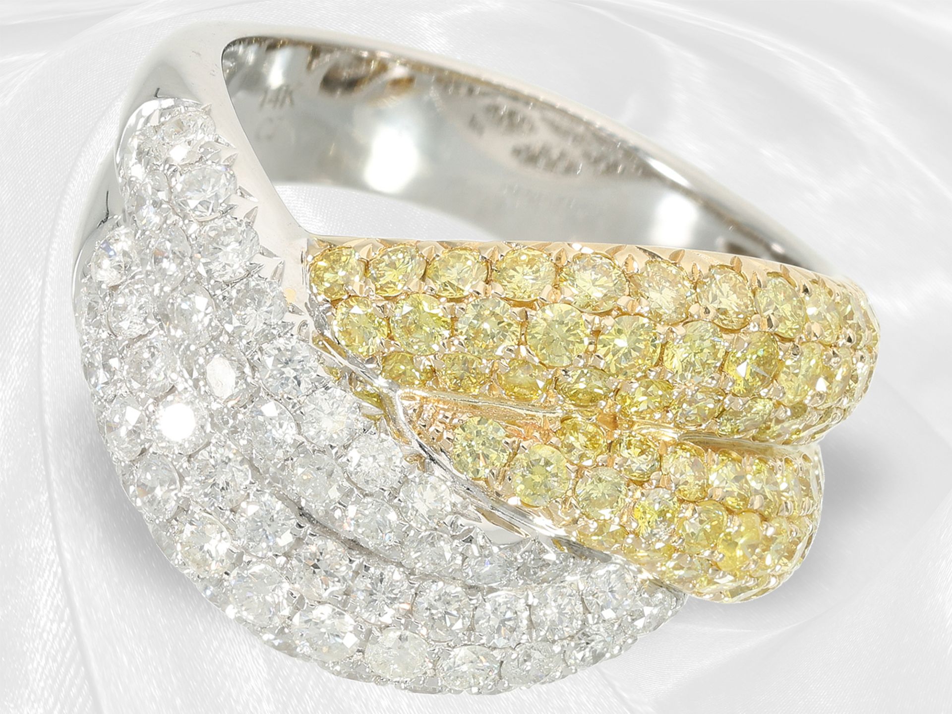 Ring: modern cocktail ring with white brilliant-cut diamonds and yellow fancy diamonds, total approx - Image 3 of 5