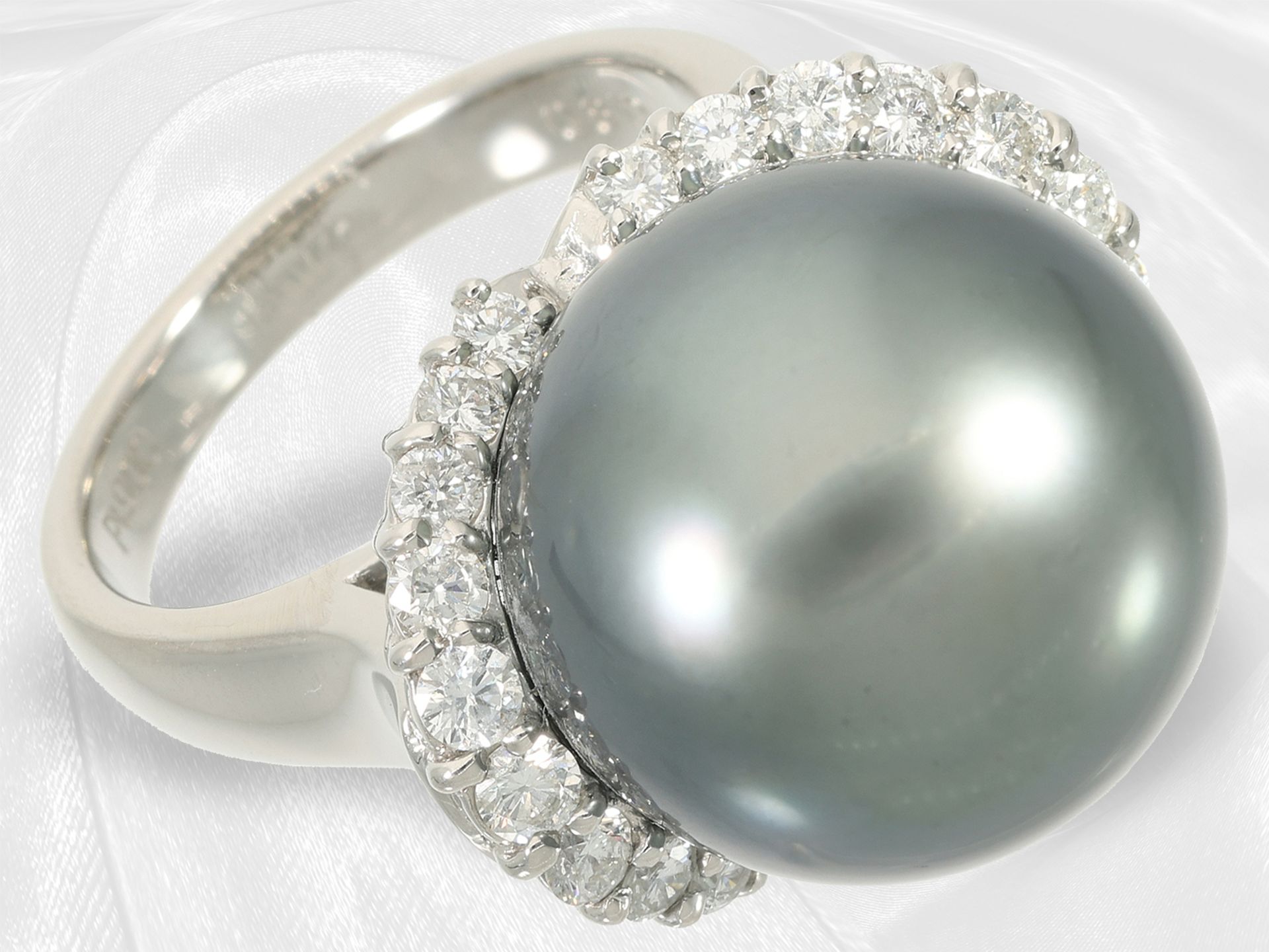 Ring: Platinring mit Brillantbesatz und einer außergewöhnlichen Perle "Black Lipped Tahiti" 15,5mm - Bild 2 aus 6