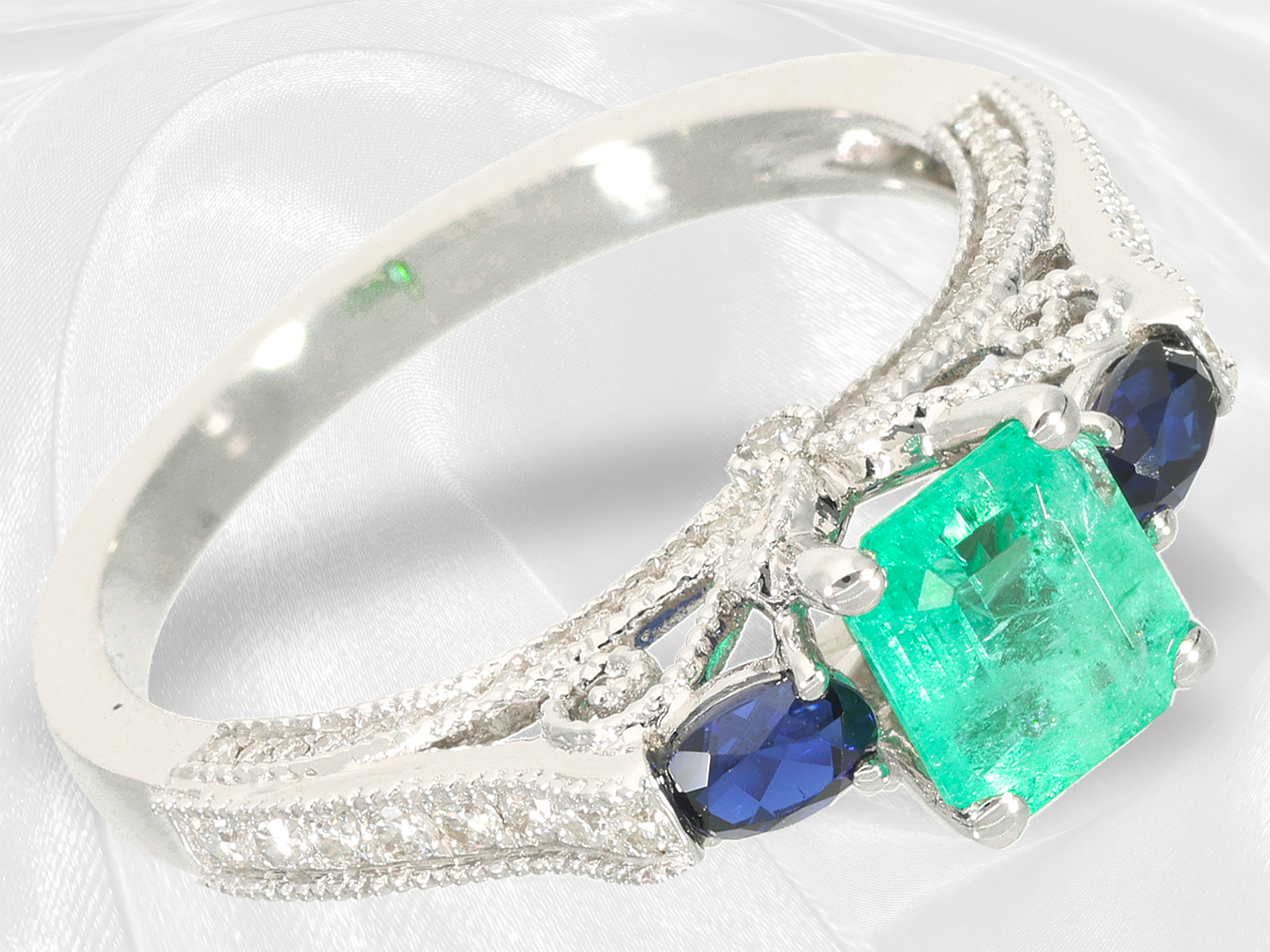 Tasteful and like new designer goldsmith ring with emerald/sapphire and diamond setting, 18K white g - Image 4 of 5