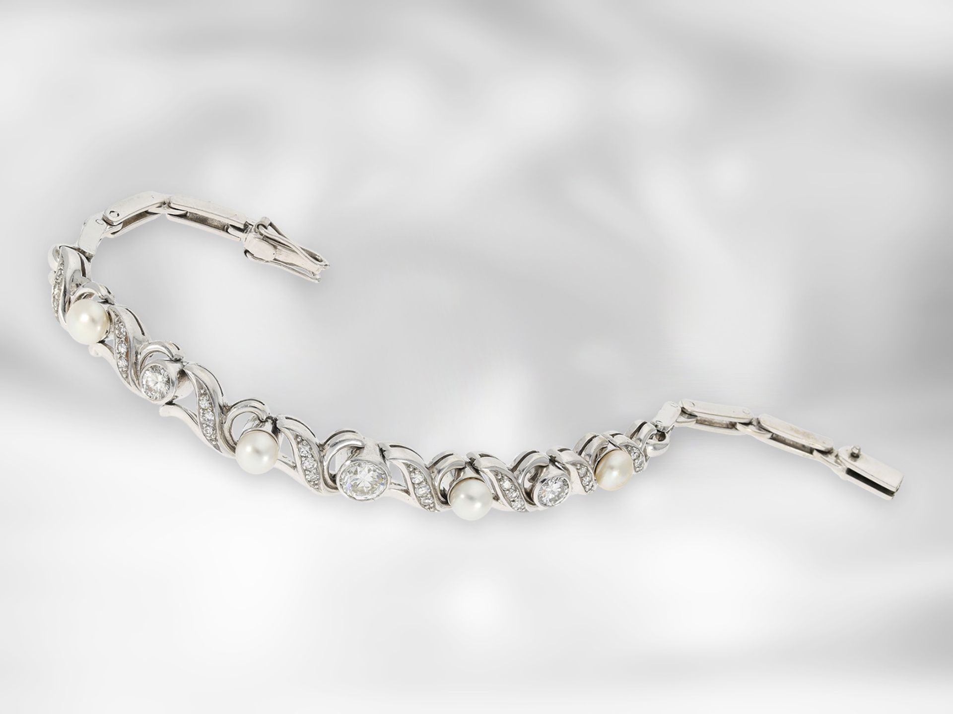 Armband: sehr dekoratives vintage Armband mit Brillanten und Perlen, insgesamt ca. 1,25ct, 14K Weißg