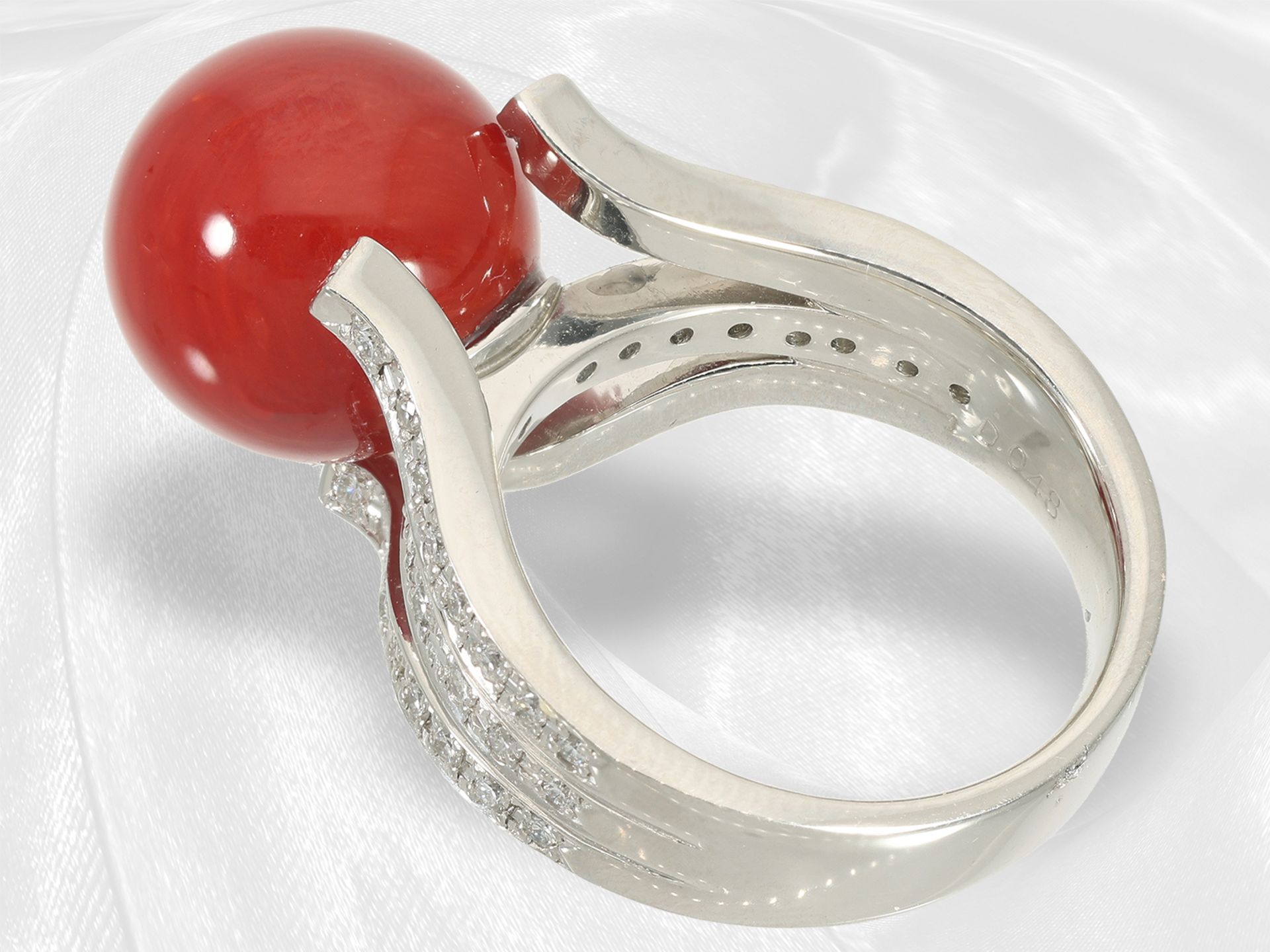 Ring: high quality brilliant-cut diamond ring with coral ball, like new handmade from platinum - Image 2 of 4