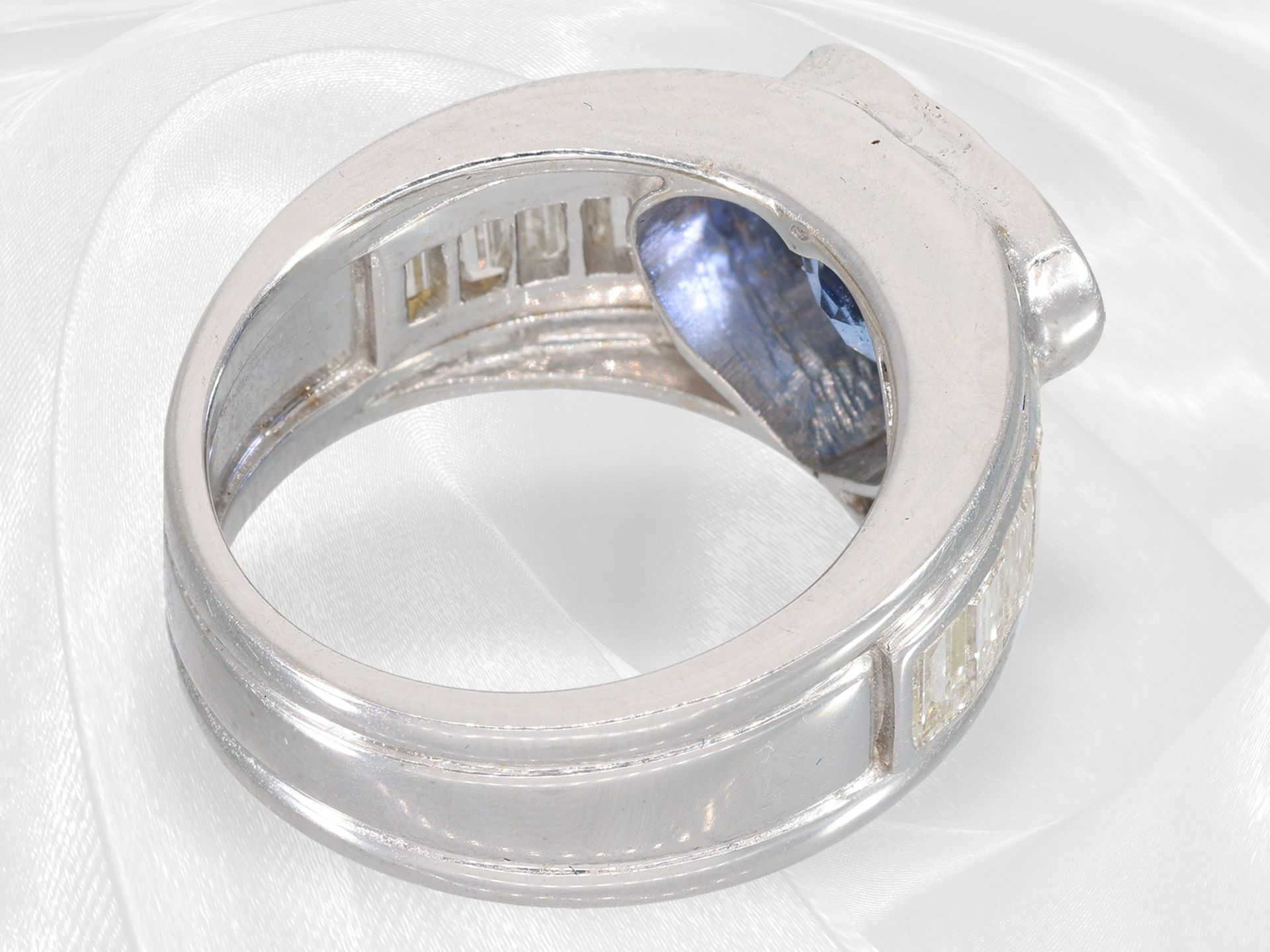 Ring: moderne und äußerst solide Goldschmiedearbeit mit einem Herz-Saphir von ca. 4ct und feinen Dia - Bild 3 aus 4