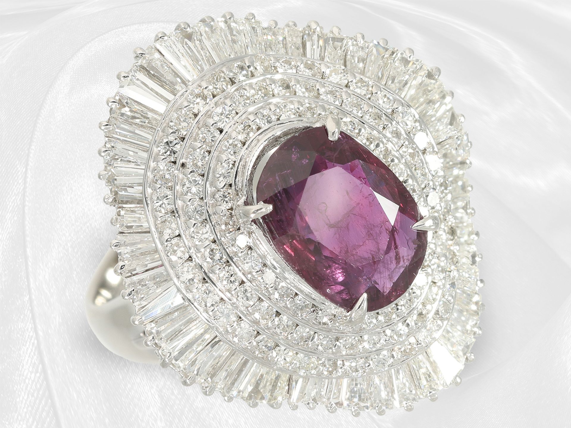 Ring: ehemals sehr teurer, hochfeiner Rubin/Diamant-Ballerina-Cocktailring, Platin, ca. 5,17ct - Bild 2 aus 7