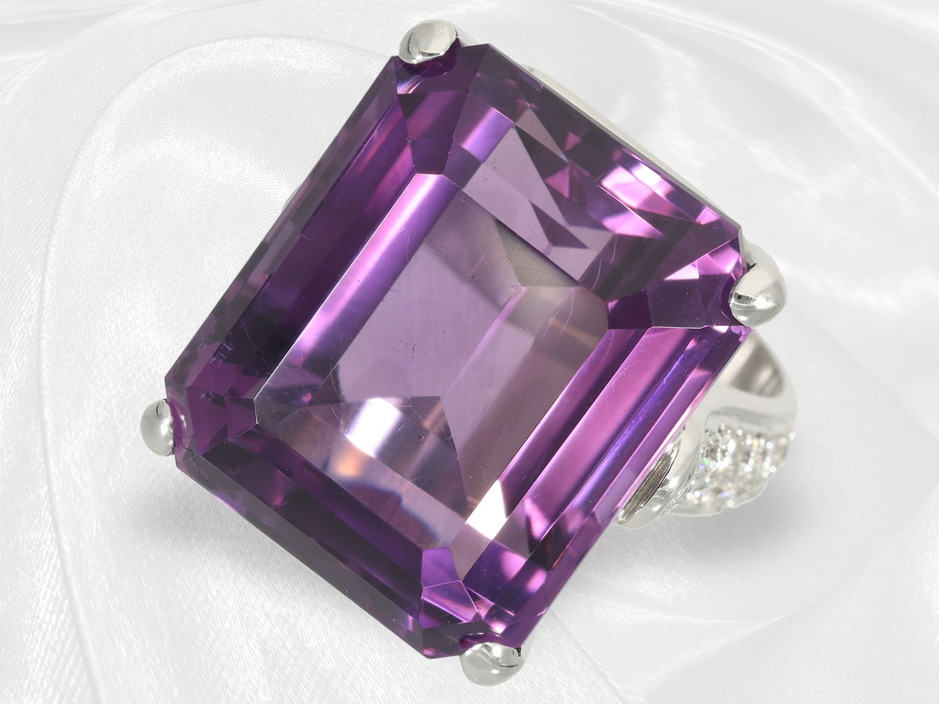 Ring: schöner, neuwertiger und moderner Goldschmiedering mit Amethyst-/Brillantbesatz, 14K Weißgold