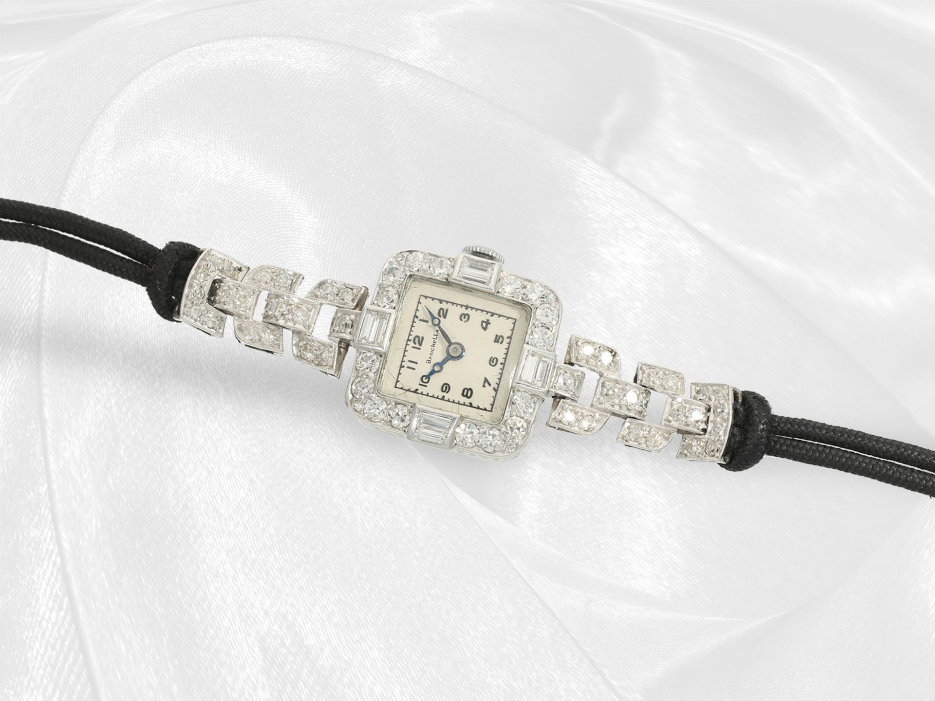 Armbanduhr: attraktive Art déco Damenuhr aus Platin mit Diamantbesatz, ca. 2,2ct, verm. England um 1 - Bild 2 aus 3