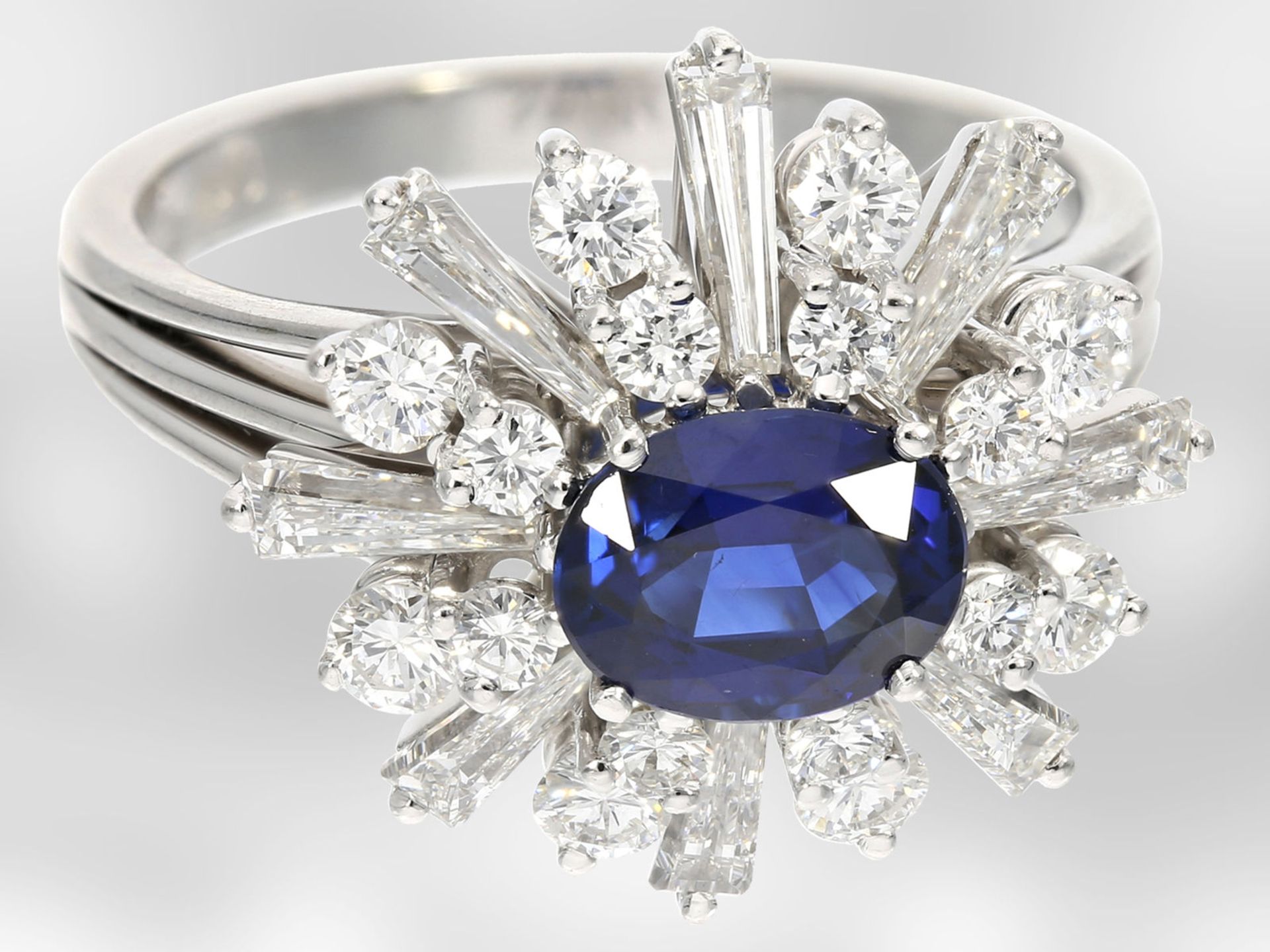 Ring: sehr attraktiver vintage Saphir-/Diamantring, insgesamt ca. 2,75ct, 18K Weißgold, Handarbeit H - Bild 3 aus 3