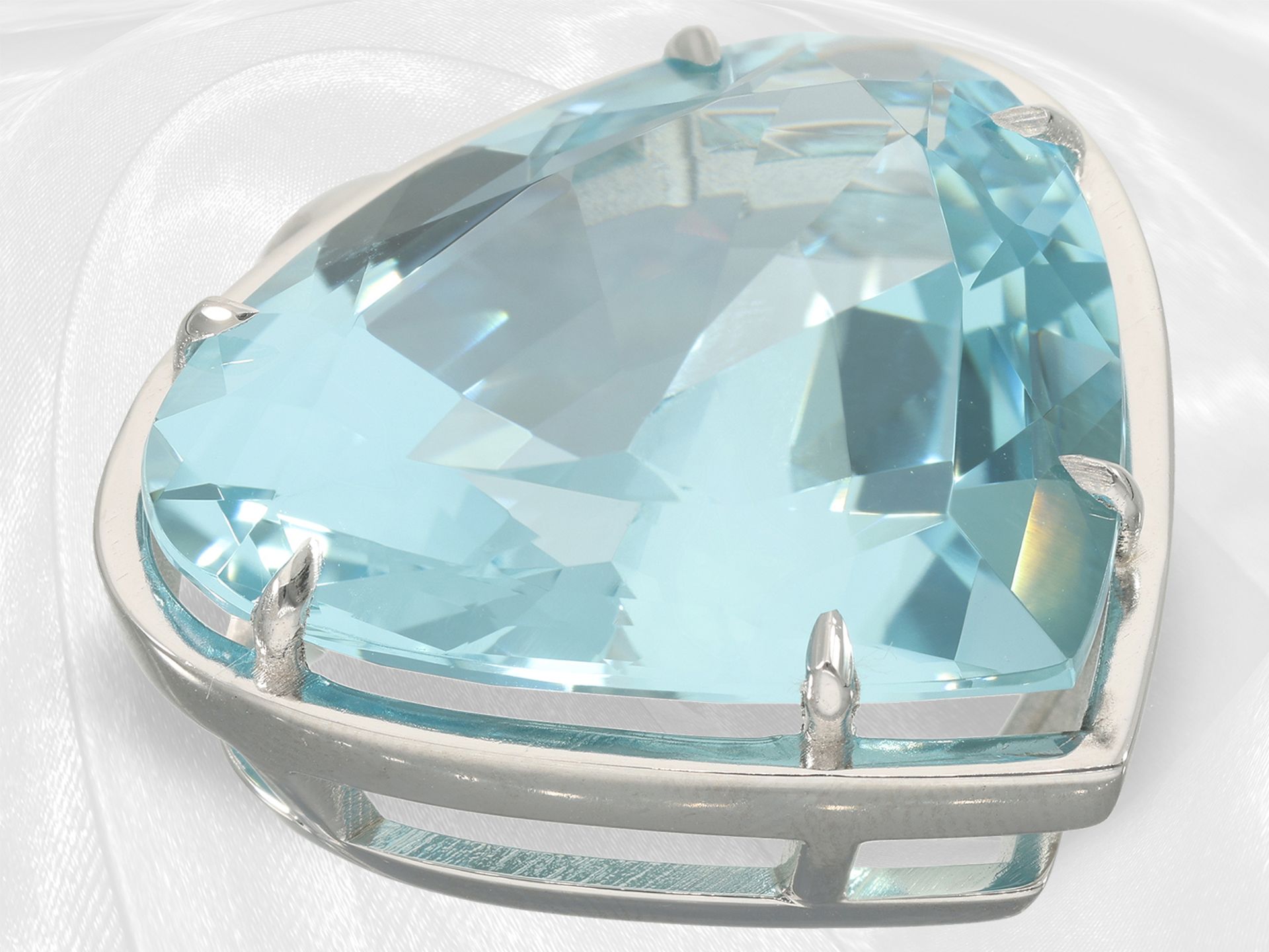 Anhänger: moderner Goldschmiedeanhänger mit beeindruckendem Aquamarin von ca. 33ct - Bild 2 aus 4