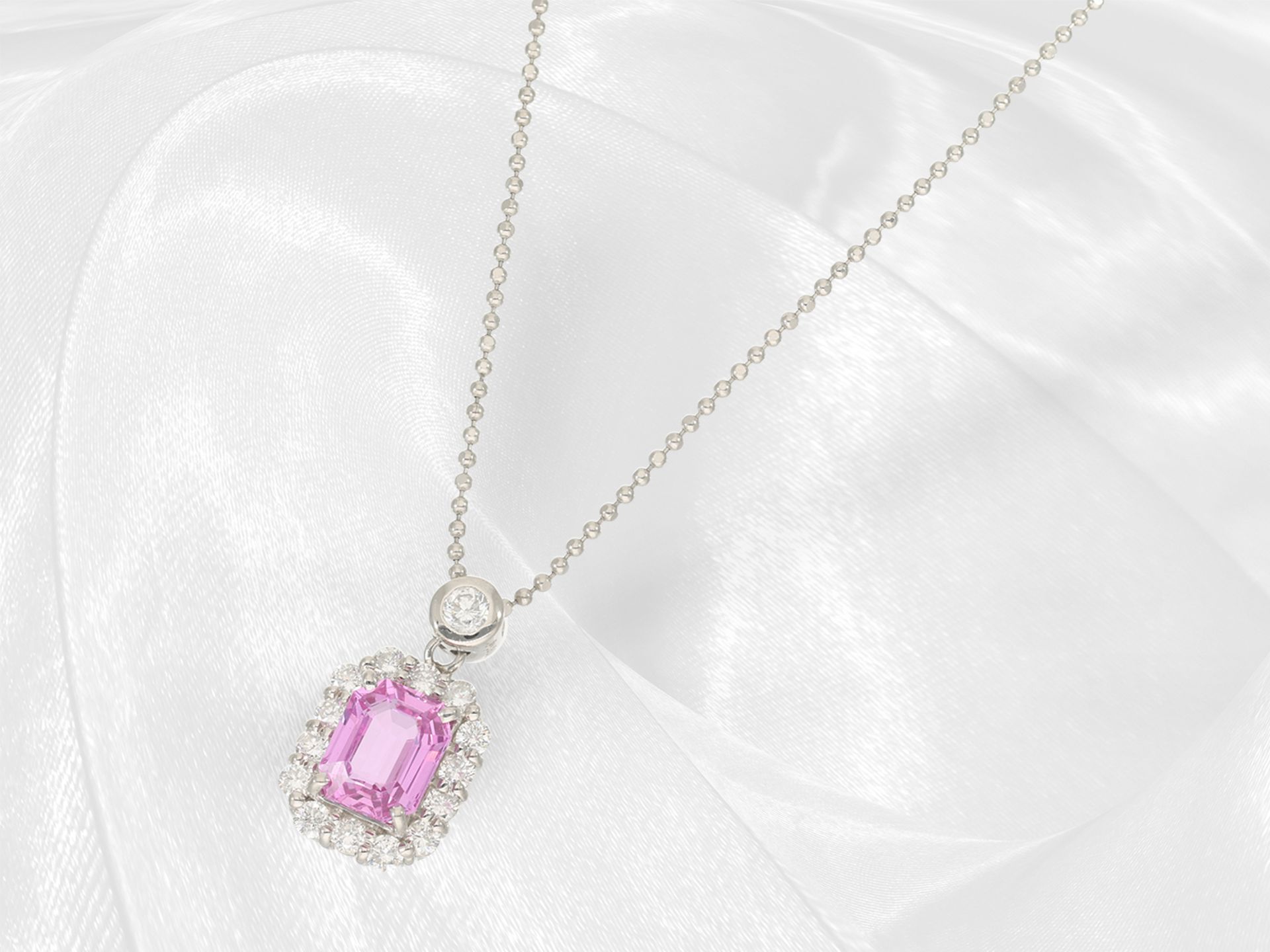 Necklace/pendant: fine platinum chain with high-quality pendant, pink sapphire and brilliant-cut dia