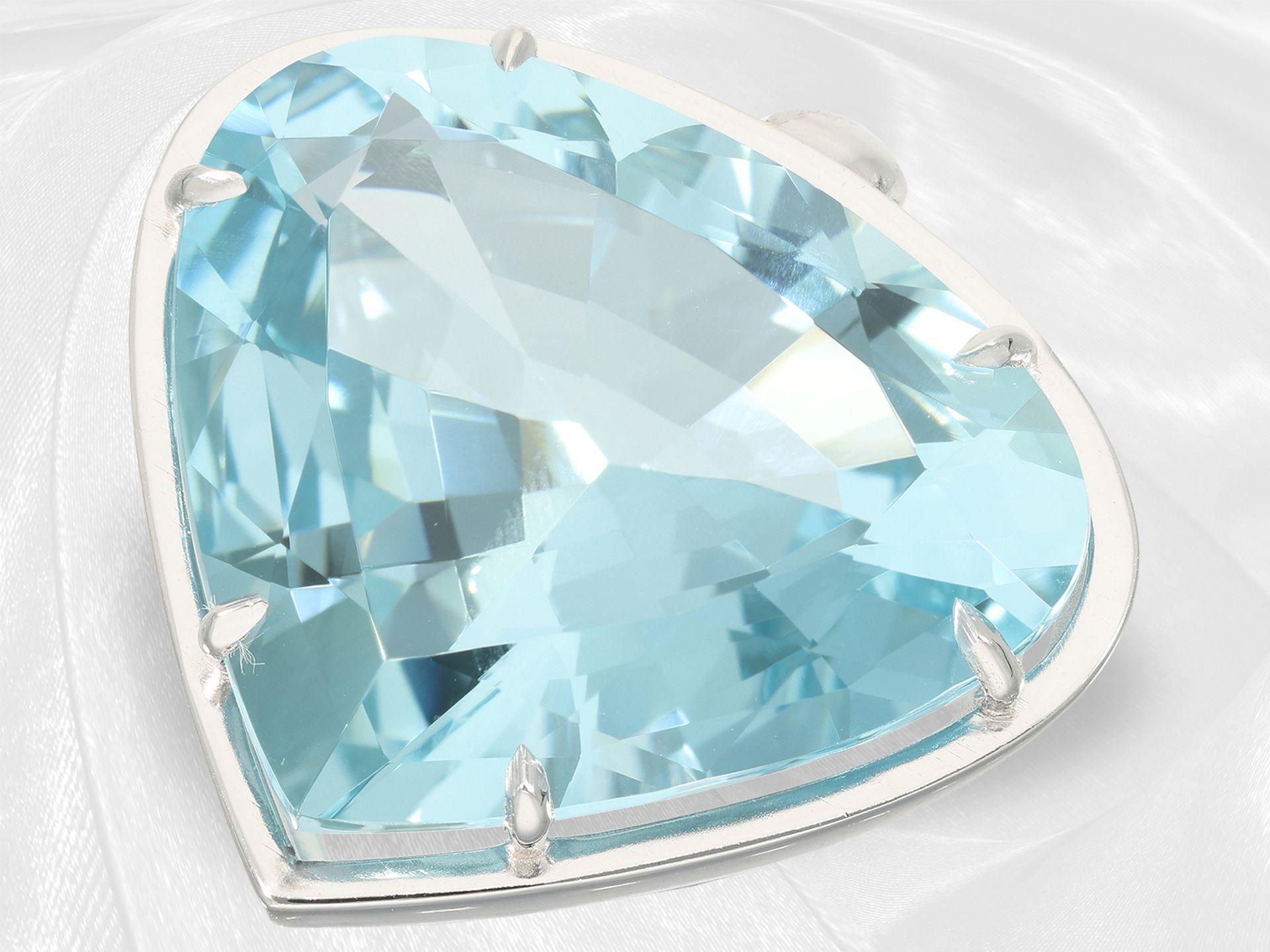 Anhänger: moderner Goldschmiedeanhänger mit beeindruckendem Aquamarin von ca. 33ct