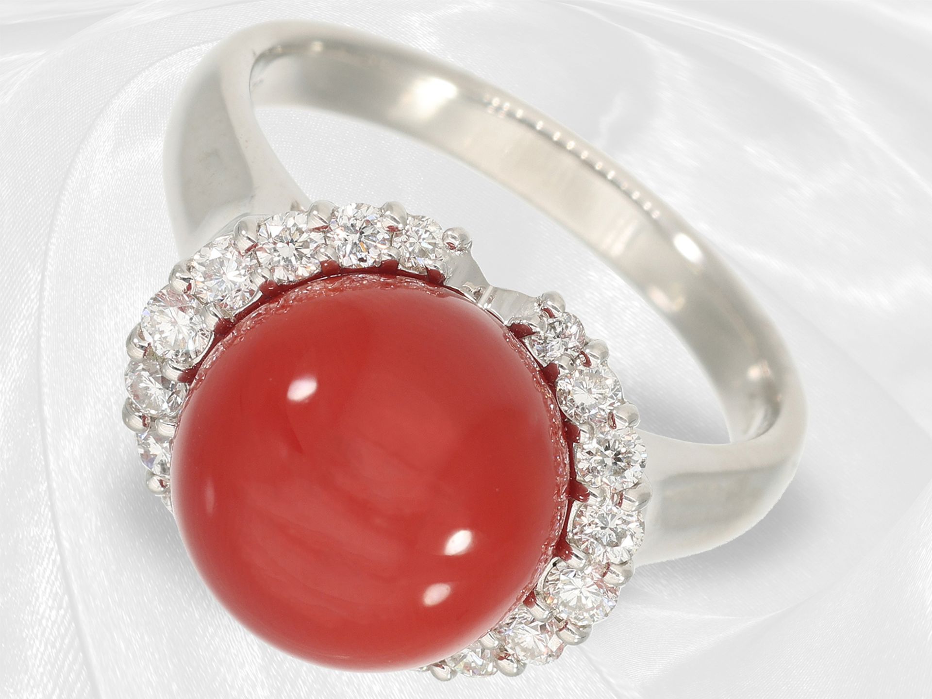 Ring: solid vintage goldsmith platinum ring with coral and brilliant-cut diamonds