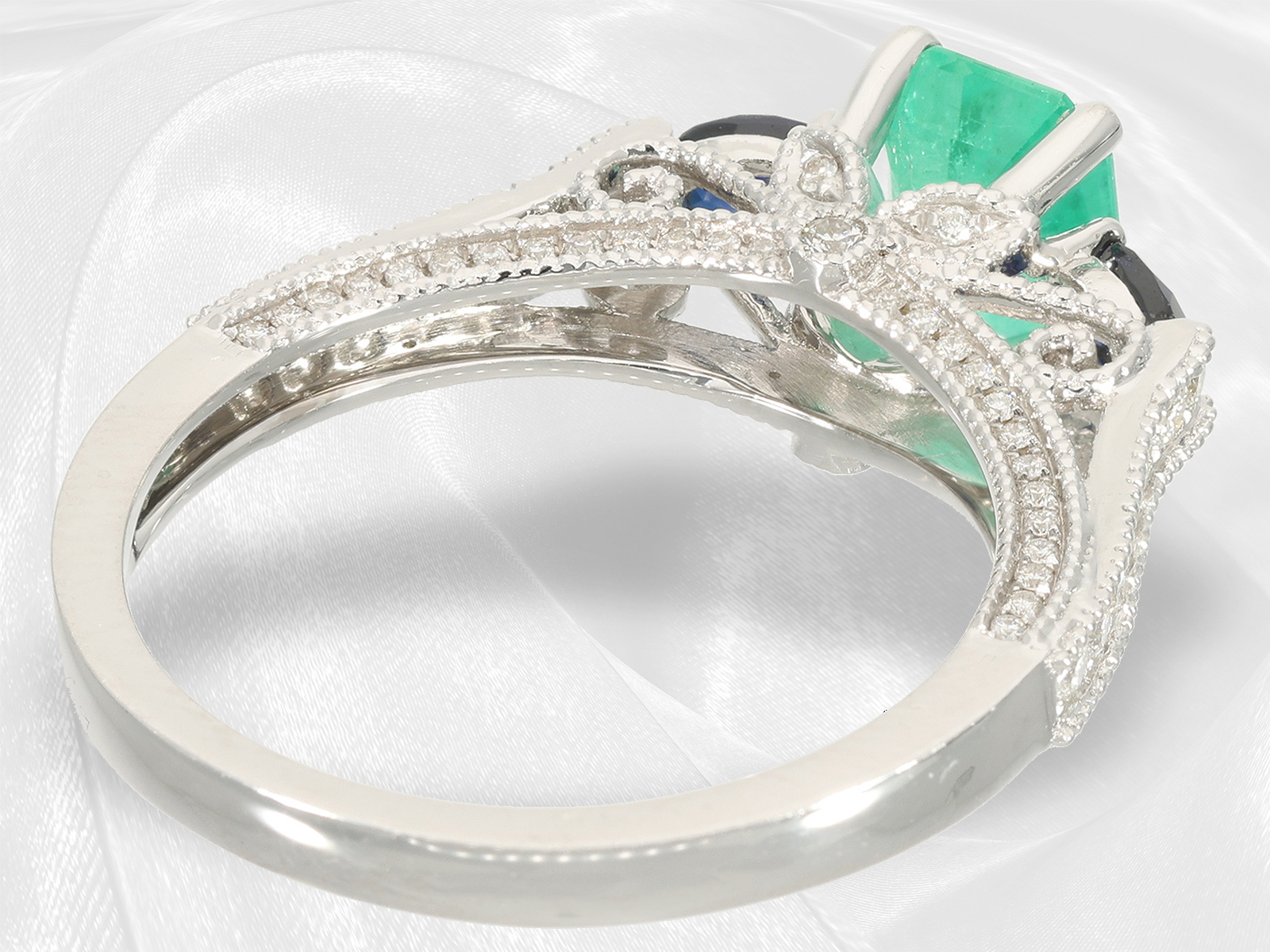 Tasteful and like new designer goldsmith ring with emerald/sapphire and diamond setting, 18K white g - Image 5 of 5