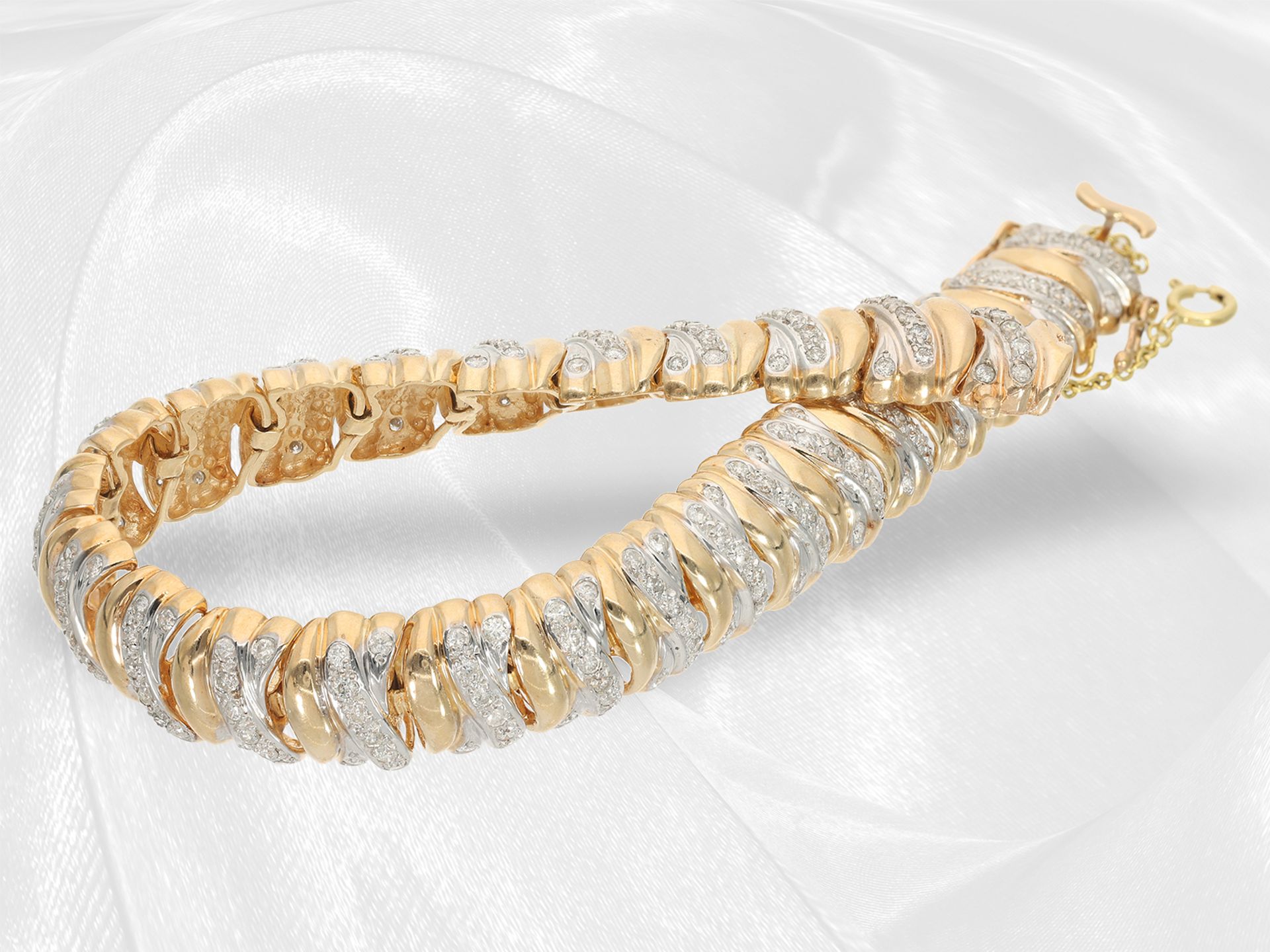 Armband: geschmackvolles Brillant-Goldschmiedearmband, Bicolor, ca. 4,16ct - Bild 3 aus 5