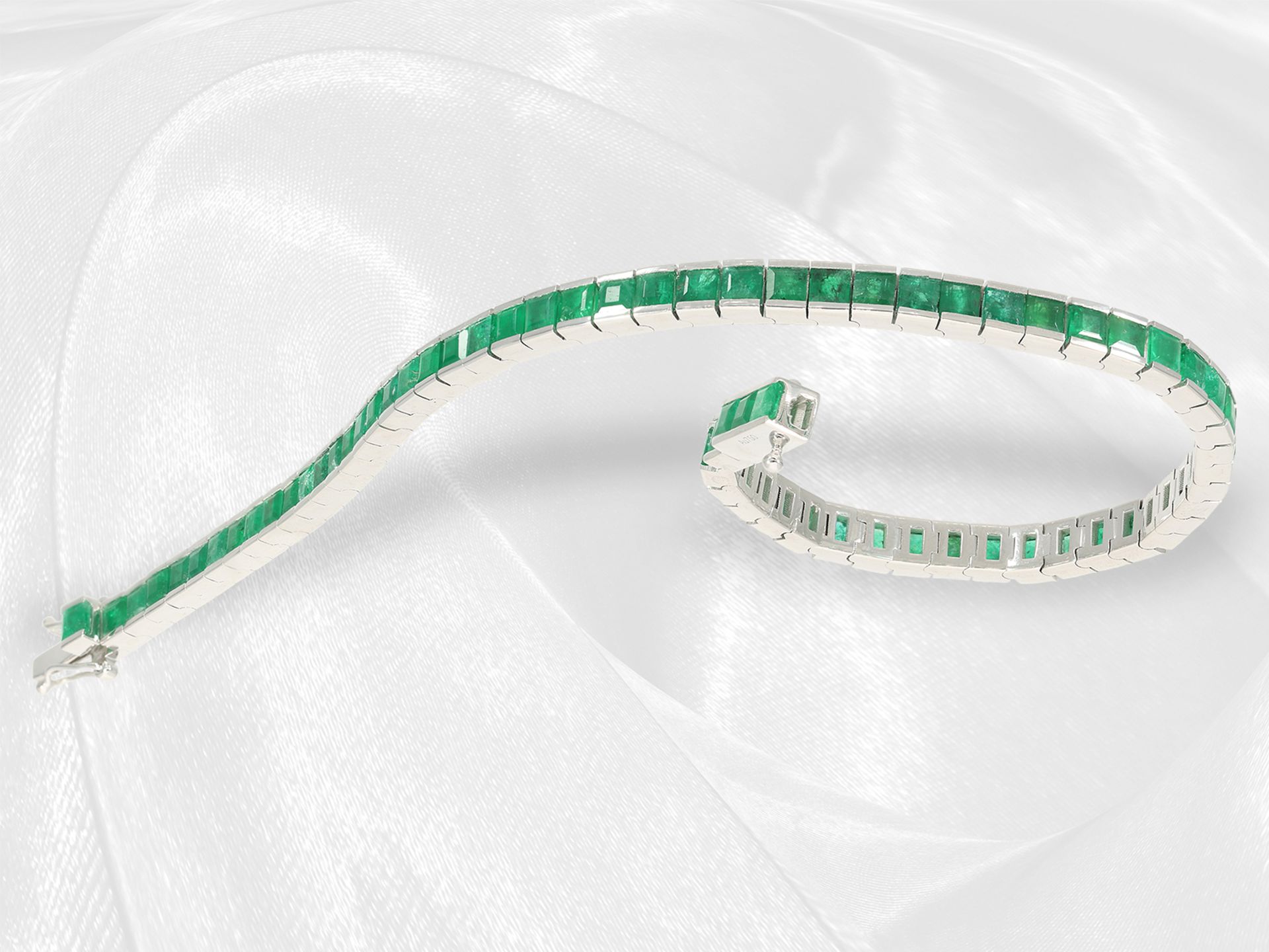 Unworn and modern emerald goldsmith bracelet, approx. 8.7ct, 18K white gold - Image 2 of 5