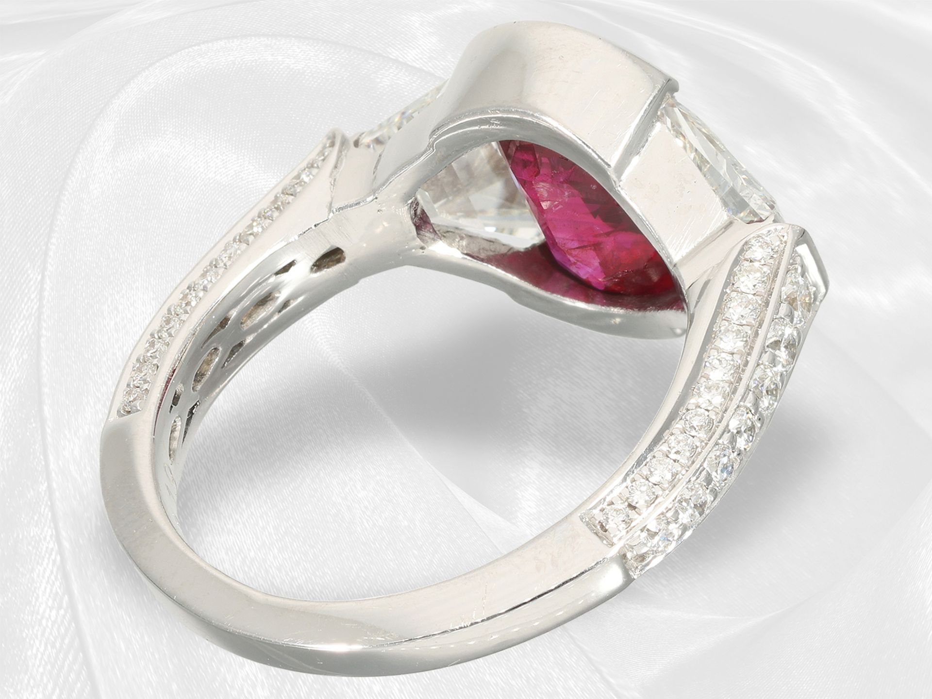 Ring: exclusiver Goldschmiedering, NO-HEAT Burma-Rubin "Vivid Pigeon's Blood", 3,19ct, WGA 44.140€ - Bild 4 aus 5