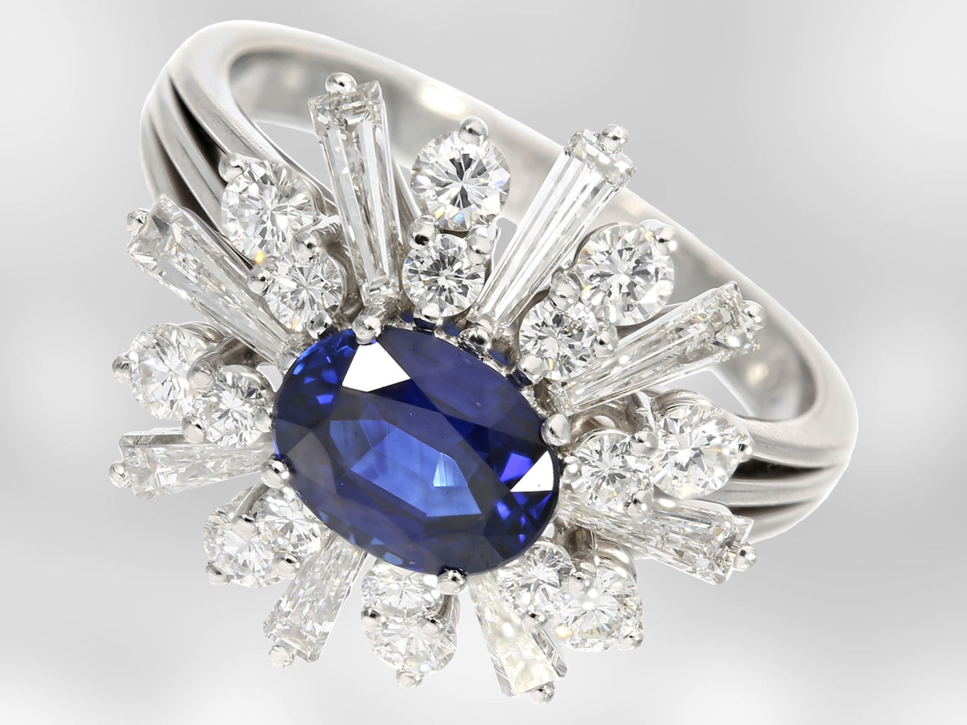 Ring: sehr attraktiver vintage Saphir-/Diamantring, insgesamt ca. 2,75ct, 18K Weißgold, Handarbeit H