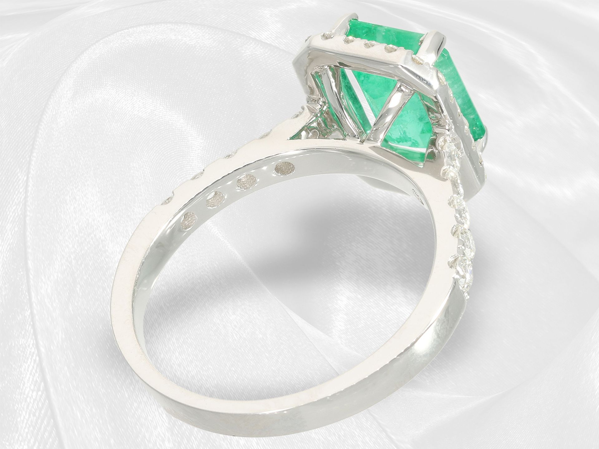 Unworn emerald/brilliant-cut diamond goldsmith ring, bright green emerald of approx. 2.3ct, 18K whit - Image 2 of 5