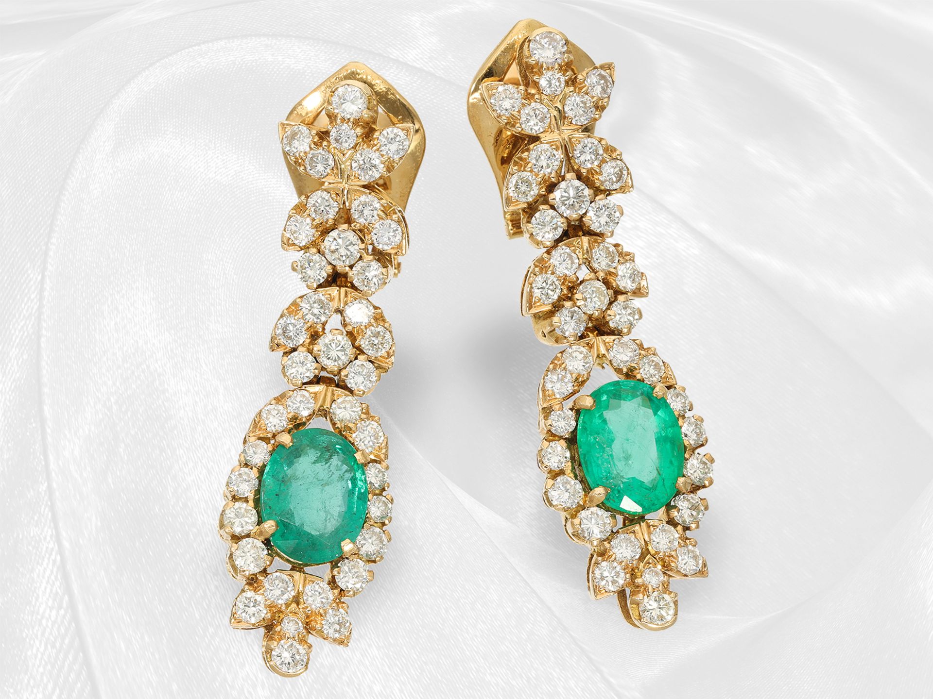 Necklace/ring/earrings: extremely high quality emerald/brilliant-cut diamond set in original case, a