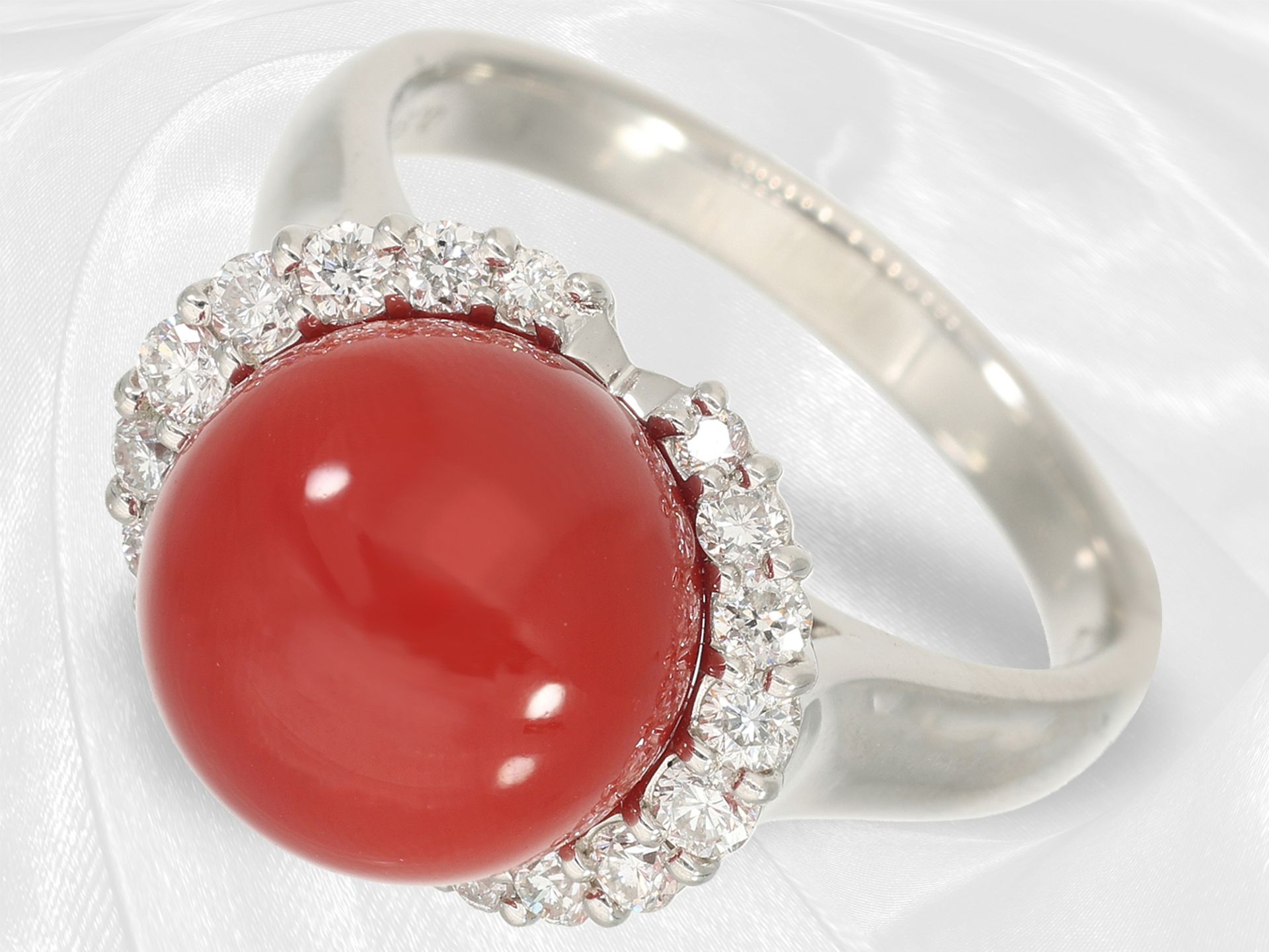 Ring: solid vintage goldsmith platinum ring with coral and brilliant-cut diamonds - Image 2 of 5