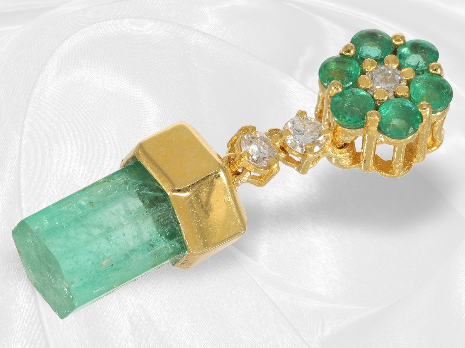 Golden earrings and matching pendant with emerald crystal and brilliant-cut diamonds, handmade, 18K  - Image 2 of 5