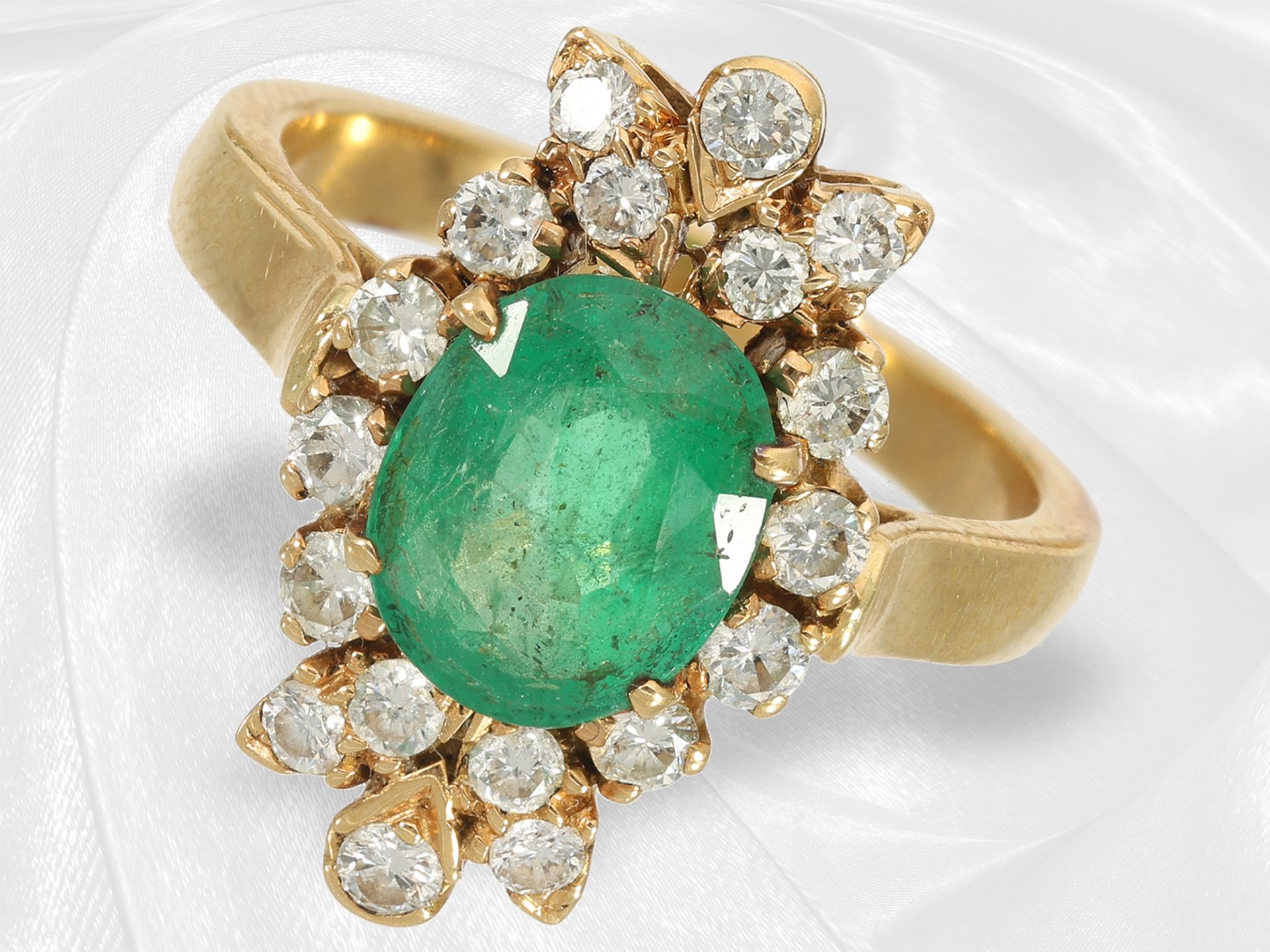 Necklace/ring/earrings: extremely high quality emerald/brilliant-cut diamond set in original case, a - Image 2 of 10