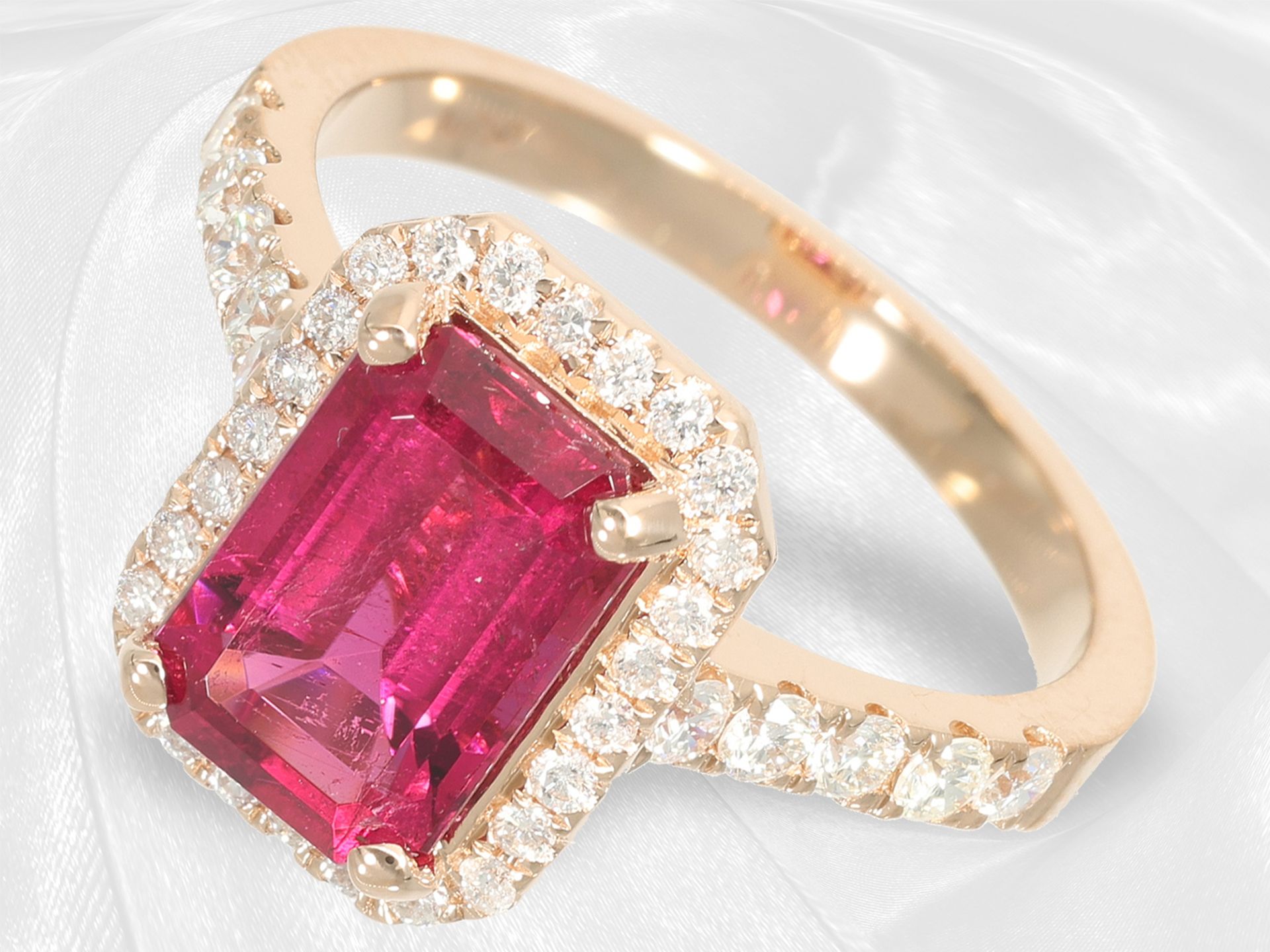 Precious, like new and very beautiful rubellite/brilliant-cut diamond goldsmith ring, 18K pink gold