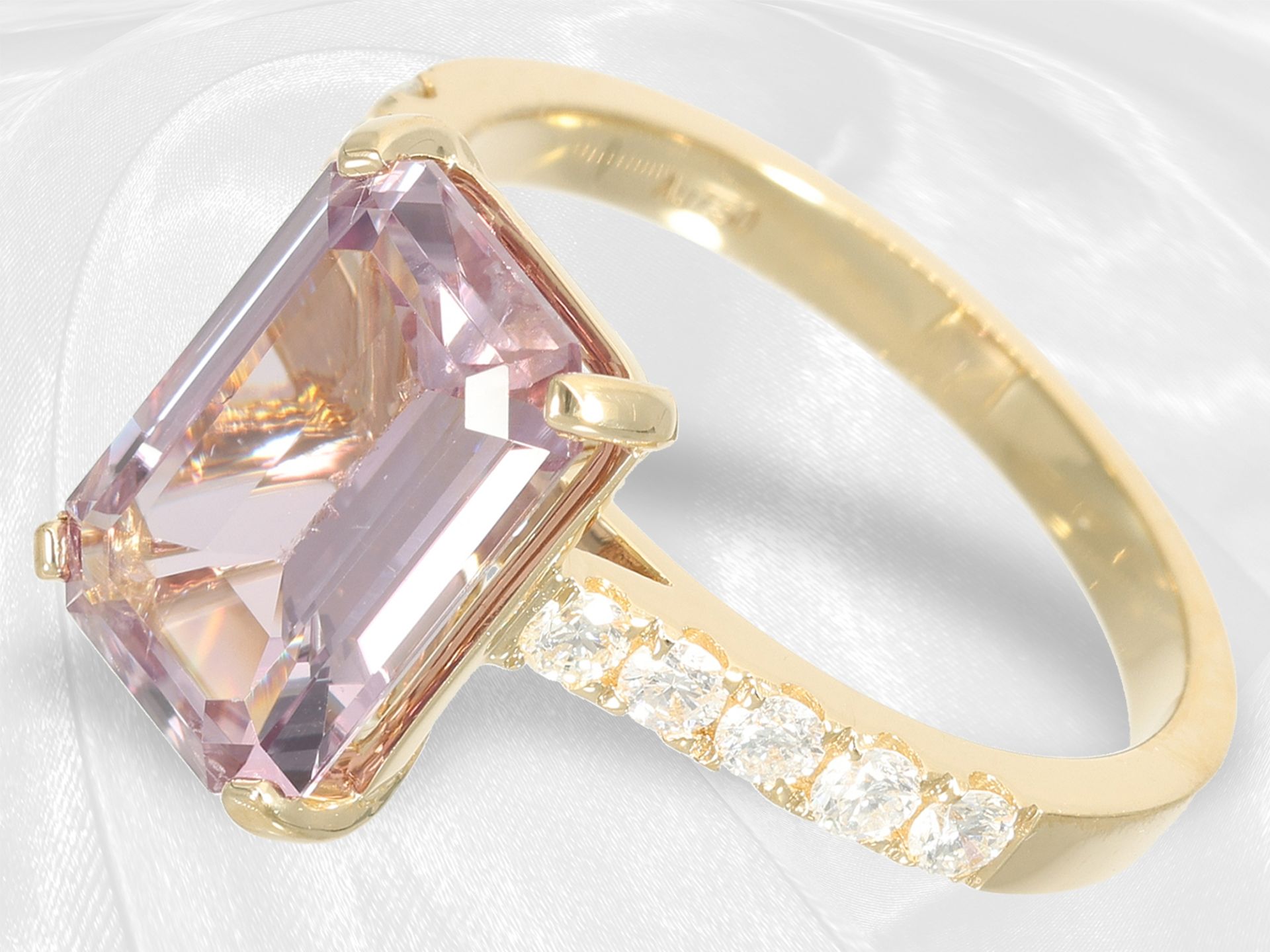 Neuwertiger Saphir/Brillant-Goldschmiedering, pinker colourchange Saphir von ca. 4,2ct, 18K Gold - Bild 2 aus 5