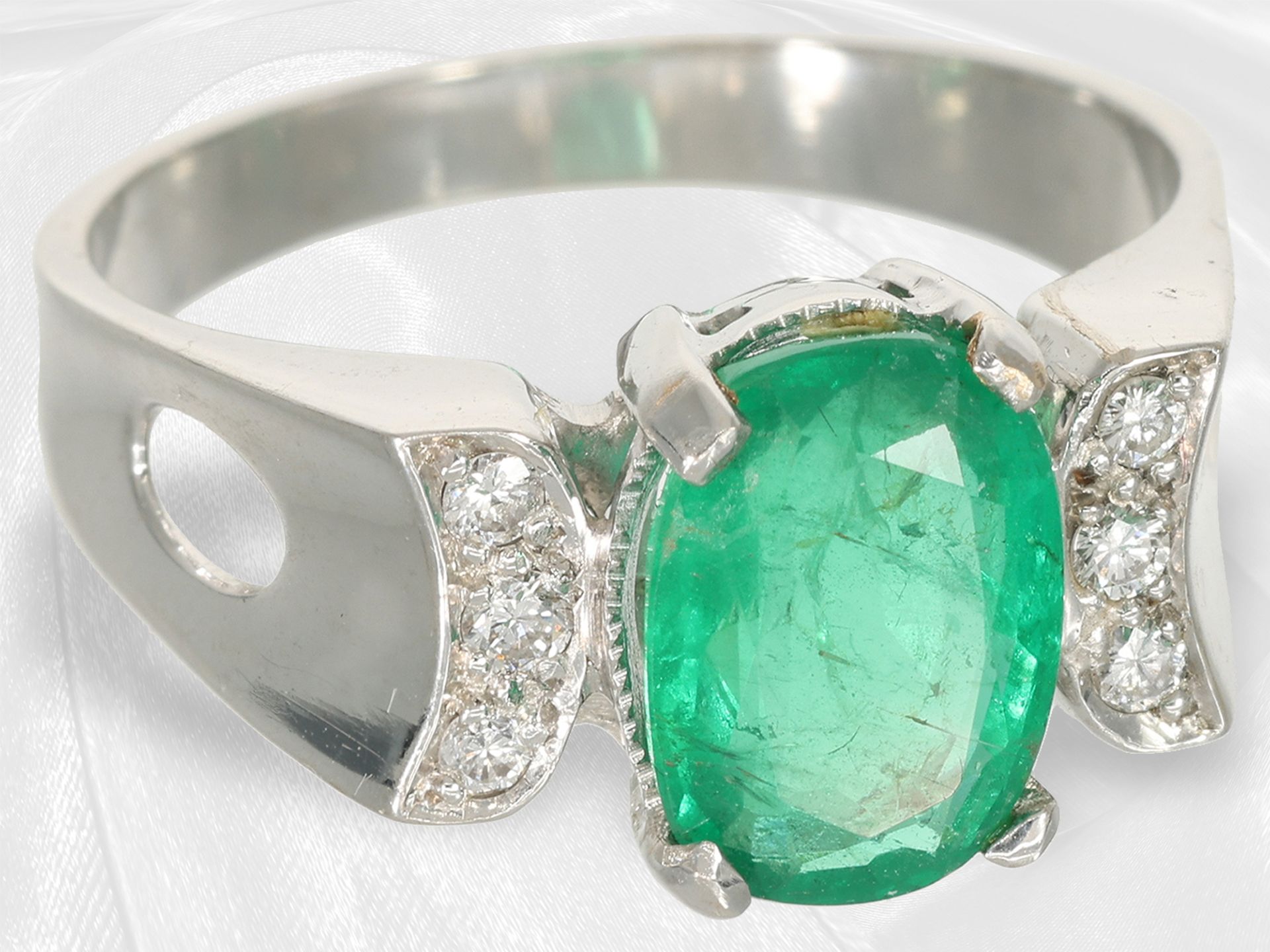 Ring: modern emerald/brilliant-cut diamond goldsmith ring, 18K white gold - Image 3 of 5