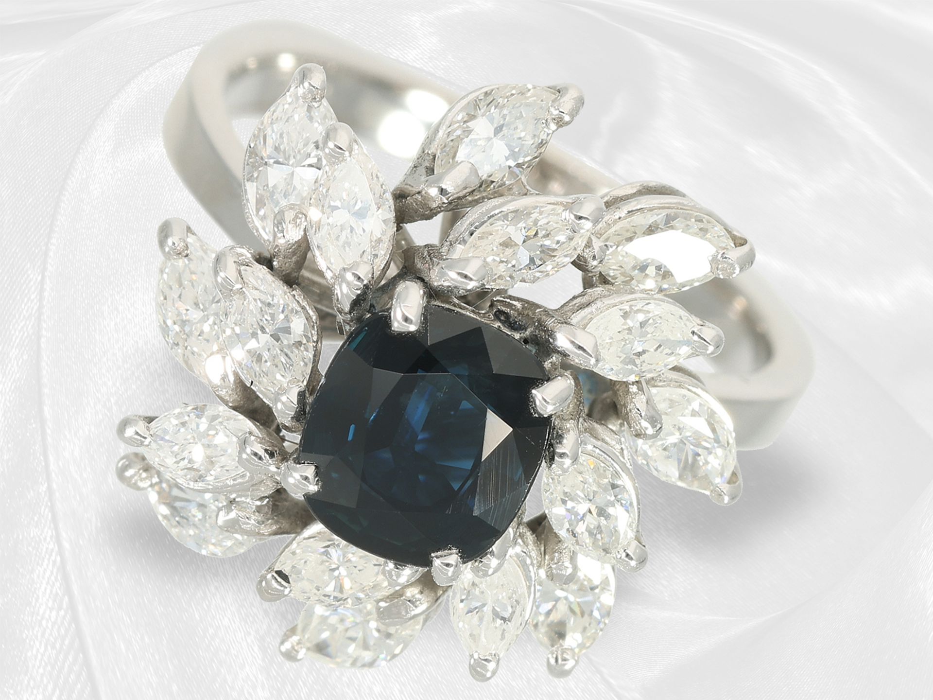 Ring: hochwertiger Blütenring mit schönem Saphir und Brillantbesatz, ca. 3,36ct