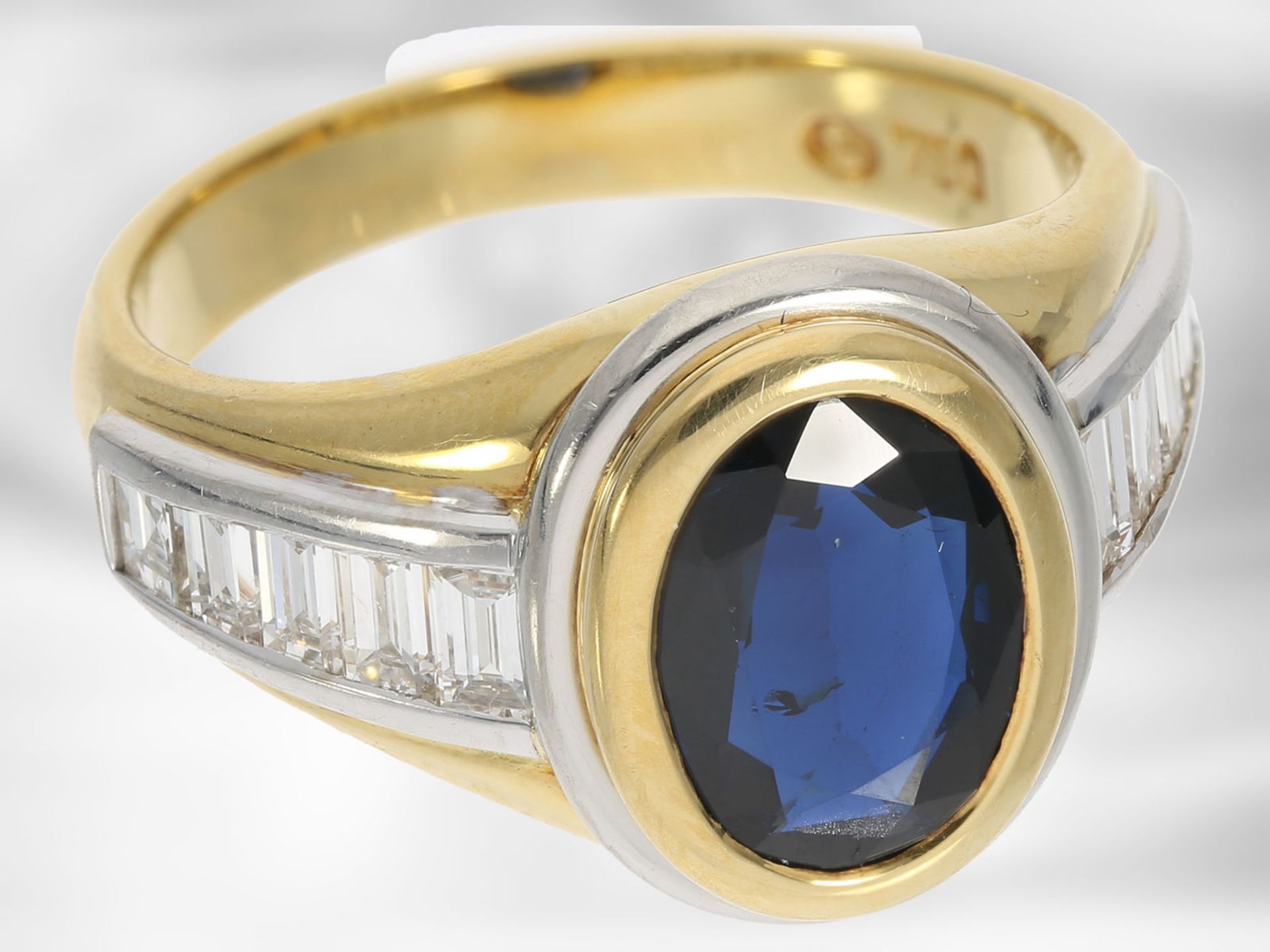 Ring: neuwertiger klassischer Saphirring mit Diamanten, insgesamt ca. 3,48ct, Hofjuwelier Roesner - Bild 3 aus 4