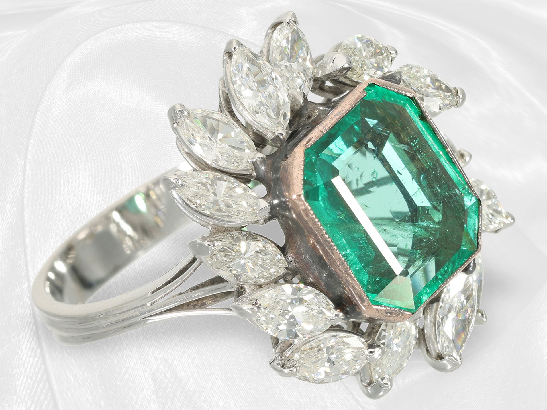 Äußerst dekorativer, hochwertiger Smaragd/Diamant-Goldschmiedering, ca. 6,84ct, alte Handarbeit aus  - Bild 3 aus 4
