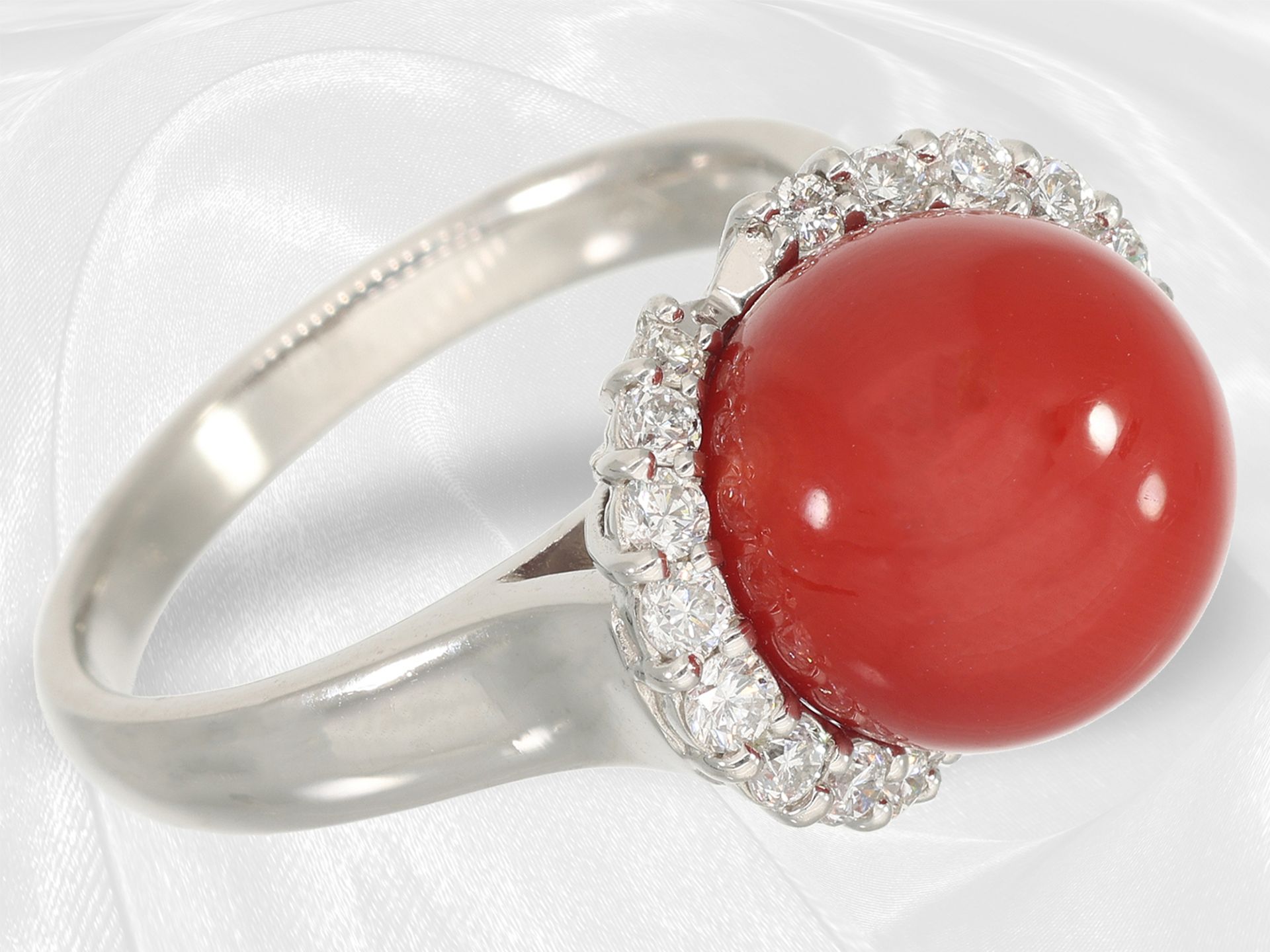 Ring: solid vintage goldsmith platinum ring with coral and brilliant-cut diamonds - Image 3 of 5