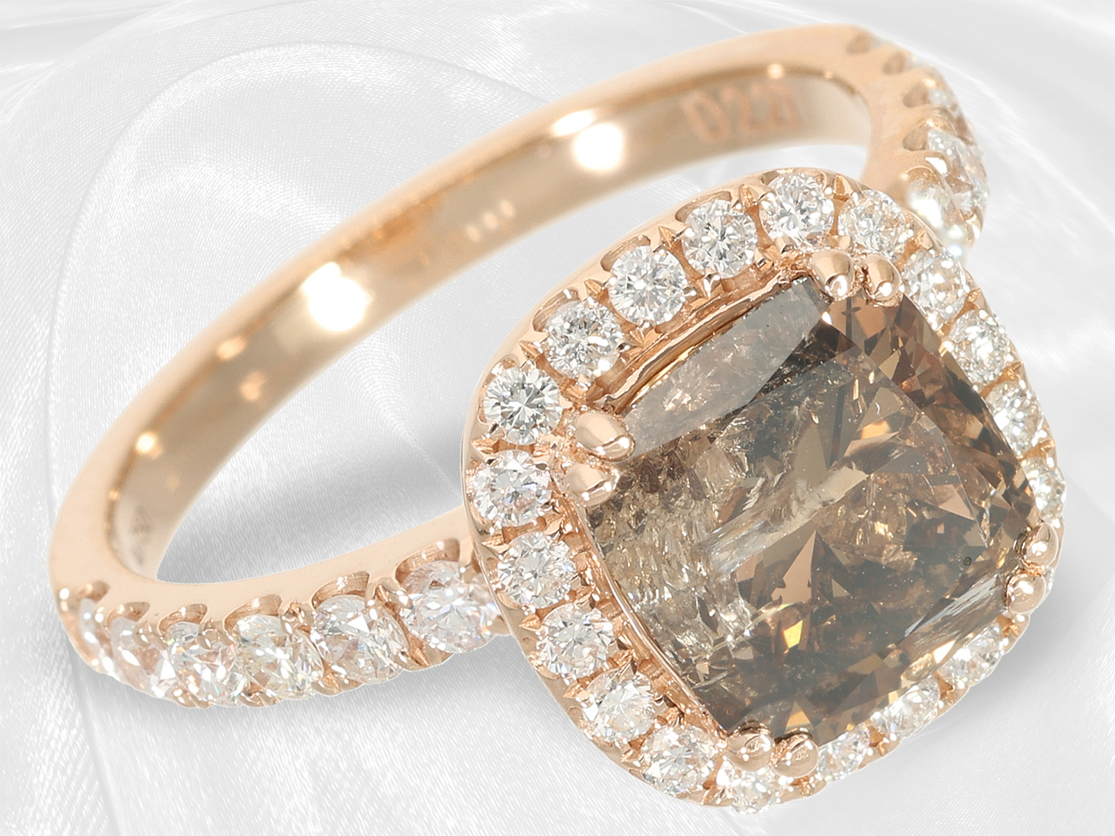 Interesting high carat pink gold ring with white and a fancy brilliant-cut diamond of 2.28ct, unworn - Image 5 of 7