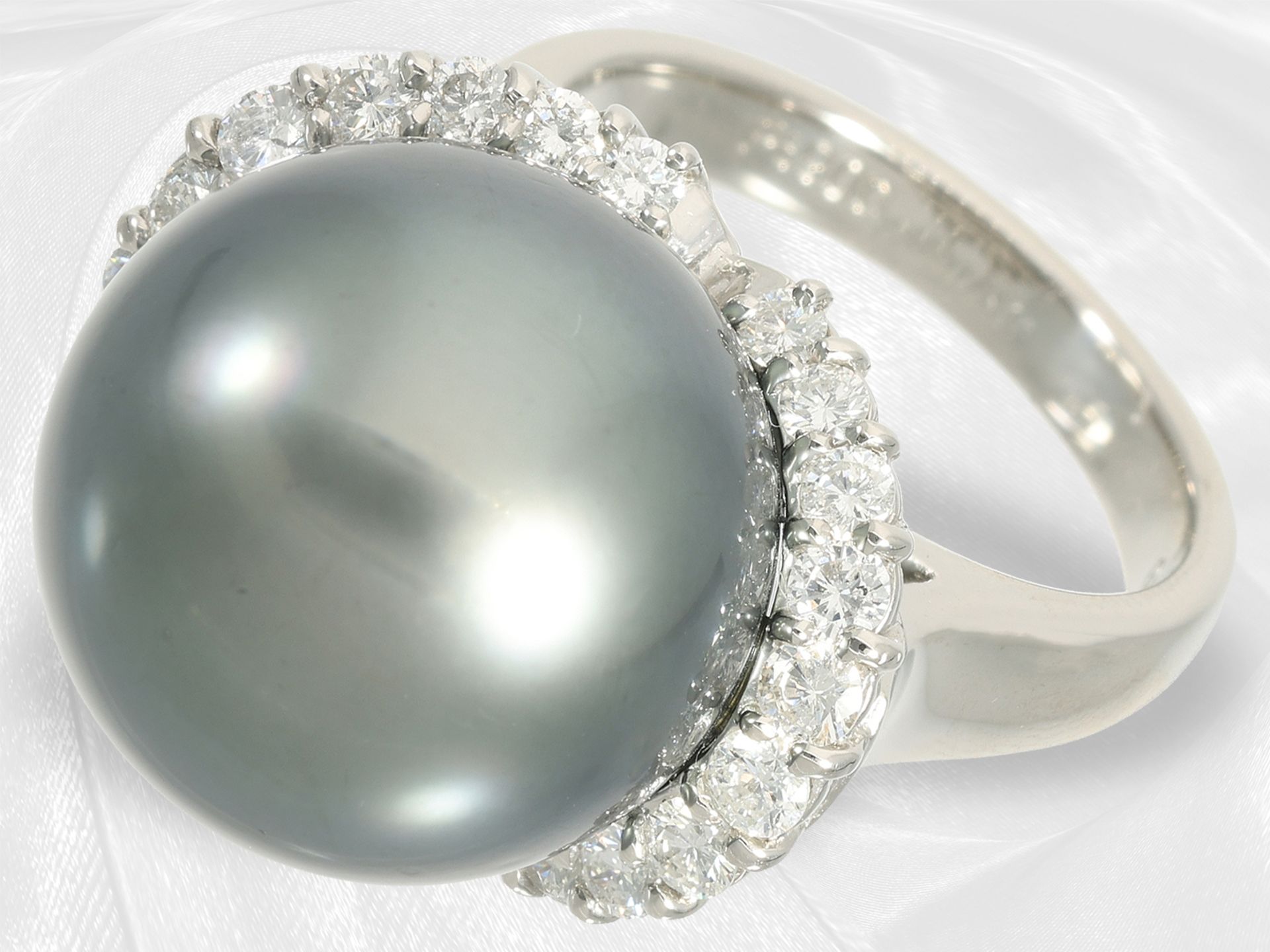 Ring: Platinring mit Brillantbesatz und einer außergewöhnlichen Perle "Black Lipped Tahiti" 15,5mm - Bild 3 aus 6