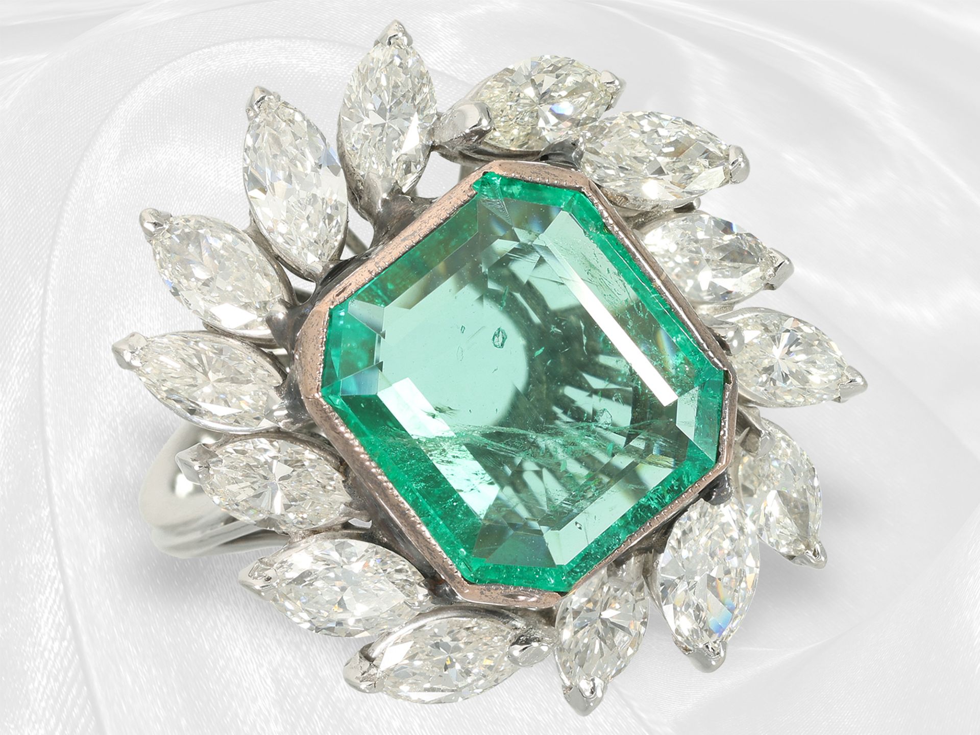 Äußerst dekorativer, hochwertiger Smaragd/Diamant-Goldschmiedering, ca. 6,84ct, alte Handarbeit aus  - Bild 4 aus 4